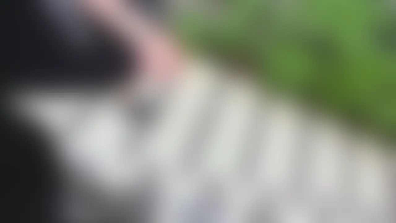 お客様01>陸奥あやみさん
アイドル活動中のあやみさんが忙しい合間をぬってお出掛けしてくれました。まずはクレーンゲームで食事系景品を取ろうと試みます。プライベートな姿はとても新鮮です。太鼓ゲームをしてプリクラを取りに来ました。一生懸命プリ落書きしてるところにいたずらで服のボタンを外し下着を露出。
自宅に招待してデート中に悶々としていた感情が玄関ドア前で爆発。あやみさんちょっと驚いた様子ですが私が身体を触っていくとピクピク感じ始めます。下着を脱がせて美巨乳を観察したりもみもみしていきます。下を器具で攻め始めると、既に愛液がたっぷり出ていて、ながーい糸をひいてるほど。
ベッドに映り、クンニをし続けていると、あやみさんの身体全体にめいっぱいの力が入ってイッてしまいました。そしてあやみさんの膣内に挿入いきます。。。
【整体サロンかみのて】では以下の投稿となります。
https://myfans.jp/posts/a0b5d033-88de-4293-a487-94f09aad6789?swipe=1&sort_key=publish_start_at (2/2)