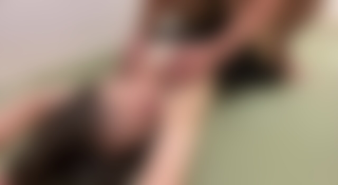ひさびさー୧⃛(๑⃙⃘⁼̴̀꒳⁼̴́๑⃙⃘)୨⃛
とにかく早く挿れて欲しかったからセフのおちんぽ唾液まみれにしてしゃぶりまくったよ🥵💦
挿れてもらう時にはおまんこぐちゅぐちゅでめっちゃ音出てた🫠♡わら
終わった後畳見たら唾液と愛液まみれでシミになってた😂セフレ君ごめん(笑) (2/2)