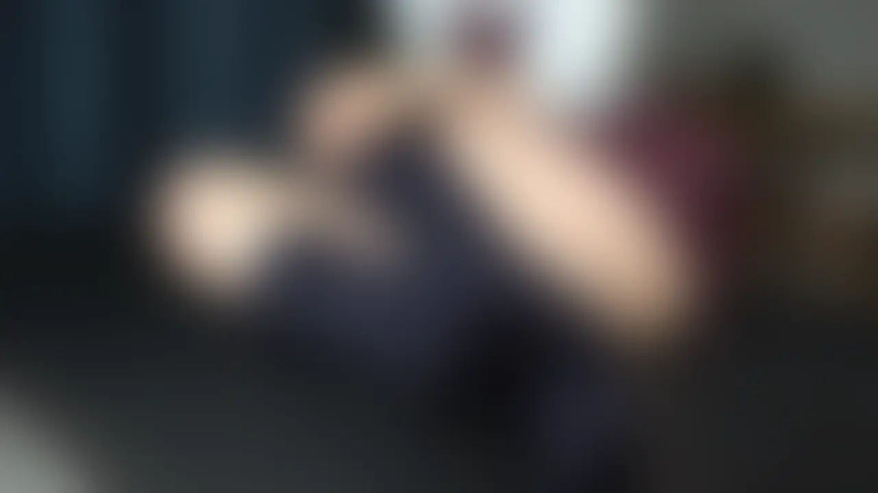 赤のチェックスカート可愛いかったからちょっとウキウキしてました🥰
今回は顔面騎乗したり後ろからぎゅってして足舐めさせたり。だいぶ喜んでました笑

でも足コキはほとんどしてない、ほぼ見てるだけで終わった。笑

だから次もっかいこの画角で動画また撮りたい😌❤️


I was feeling a little excited in my cute red plaid skirt today 🥰
This time I did some facesitting and hugged him from behind while making him lick my feet…
He looked very happy 😌💕
But I didn’t really give him a footjob this time — I mostly just watched him jerk off 😅
So I wanna shoot another clip from this angle again next time 🦶💗 (2/2)