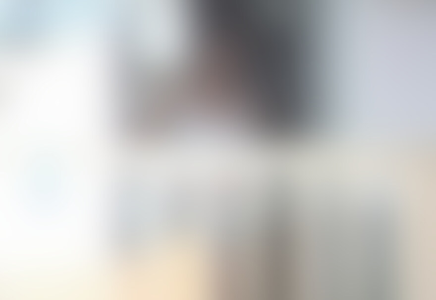 ⑤わざとベランダに出てきて捲ってパンツ見せてきた。これは昔の話し。引っ越す1週間前、荷物もカーテンも全部片付けて何もない状況で何気なくオナニーしてた。そしてふと気づいたら向かいの棟に住むお○○○さんが双眼鏡でこちらを見てた。「ん？見てる？まさか！」と思いまたオナニー。やっぱり見てる。すごいドキドキした。そしてその次の日もやっぱり見てる。「間違いない！」それは確信に変わった。それから○○○と思われる人物もお○○○さんから双眼鏡をら受け取りやはりこちらを見てる。
 それならば見せてあげよう。次の日も次の日もやっぱり見てる。その時お○○○さんは予想外の展開に！服を捲り上げ胸を見せてきた。暗い部屋だとわざわざ電気を点けて見せてくれた。翌日も翌々日も。そして引っ越すまでの楽しい日は終わってしまった。 (2/2)