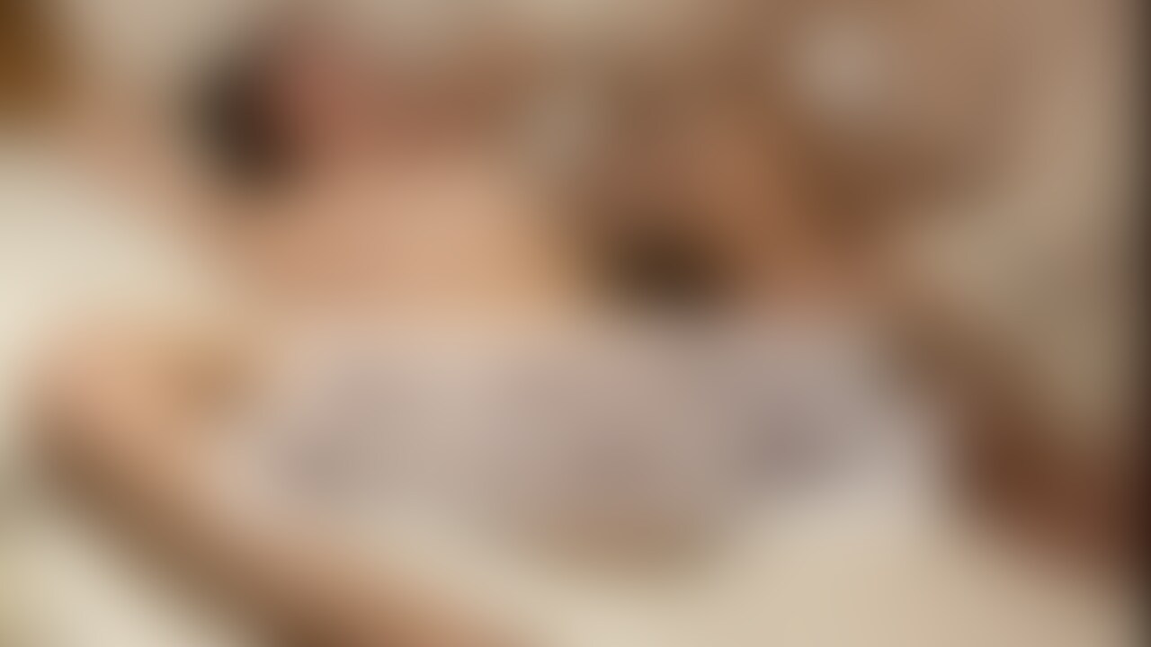 言葉で煽ってメスの心を折るのは○○○セックスの基本ですね。子宮を指で嬲りながら『私の○○○と彼氏のセックス、どちらを選ぶのか?』という質問で心を揺さぶり、発情させ、より深い快楽へと誘う。こうやってメスの心や脳みそまで侵食して、逆らえないようにして快楽に溺れさせるのが楽しいんですよね(╹◡╹)
他にも『彼氏の知らない性感帯を責める』っていうのも寝取りの醍醐味ですよね。彼氏が絶対に触ってくれない場所に自分の弱点がある。そこを責められることが病み付きになる。彼氏には言えないし、そこを責められたいからまた私に会いに来る。どんどん寝取られにハマる材料になっちゃいますね(╹◡╹)
情けないマゾOLはこの後もどんどん狂い堕ちていきますので、無様な痴態をたっぷりオカズにしてあげて下さいね🥰
気に入った動画にはイイネやシェアで反応して下さると嬉しいです。メッセージや質問箱等への感想・フォームへのリクエストもお待ちしています (2/2)