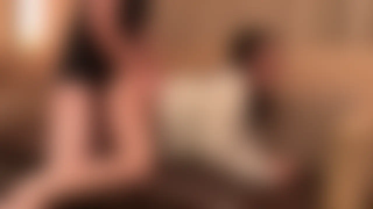 実はエッチなこと大好きな風紀委員の合法L●Kちゃんにぶっかけ連発！
 
この日はラフな格好で密会に現れた合法L●Kちゃん。
学校では風紀委員やってて、毎朝腕章着けてボード持ってみんなの服装チェックしてるという優等生キャラです。部活は帰宅部だけど元バレー部。大きなお尻が歴史を物語っています。
 
今回密会しに来た理由が「大人のデカ〇ンを体験したい」という、まさかの理由でヤりにきたそう。
そんな優等生女子の制服を脱がしてみると、色素薄めの真っピンク乳首Dカップおっぱい、処理が甘くて剃り残しがある毛有りまんこ。
 
普段真面目な子が乳首イキしたり、イラマチオさせたりたり、声を押し殺しながら中イキしたりして、大人のでかちんぽに快楽堕ちしていくところがエロかったです。
合法ちゃんと対戦する機会なんてそうそうないので気づいたら2回戦突入してました、、

※交渉の末、公開期間を延長しております。 (2/2)