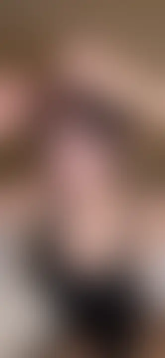 自撮り巨乳美女の濃厚ディルドフェラ大きな柔らかいおっぱいを揺らしながら、
カメラの前でじっくりとディルドをくわえ込む美少女。 艶やかな唇を広げ、舌を絡めながら深く喉奥まで咥え、
ねっとりと吸い付き、唾液をたっぷり垂らして激しく頭を振る…。 自撮りならではの至近距離で、
彼女の熱い吐息と濡れた音がリアルに響く、
興奮必至のフェラチオ動画です。 シンプルに欲情を掻き立てる、8分間の濃厚プレイ。
巨乳を揉みしだきながらのディルドフェラを、
たっぷりお楽しみください。 (2/2)