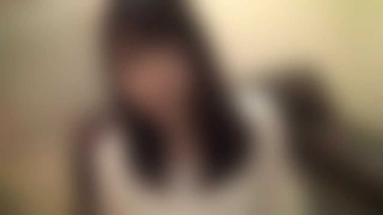 22歳の爆乳女子大生、金欠で仕方なく顔出しハメ撮りしてくれました(笑)
これがまた期待以上のギャップ!出会った瞬間は地味めで大人しい、ザ・清楚女子って感じで、ふんわり丸顔でほんわか系の癒しオーラ全開!まさかこのコが脱いだ瞬間に豹変するとは思いませんでした!
服の下から溢れだすマシュマロ巨乳は見事すぎて思わず見惚れるレベル!普段はおっとり癒し系なのに、実はオナニー週3回の隠れドエロ女子って聞いて、すでに興奮が収まりません(笑)胸も体もふわふわむっちり感がしっかり伝わって、パイズリの破壊力にも完全ノックアウト!
特に寝バックでガン突きした時の彼女が圧巻でした!あの大人しいイメージが一変して、獣みたいに乱れて悶えるドエロな表情と喘ぎ声が全身に響いて、こっちの性欲はもう制御不能!!素朴で癒し系な顔立ちからのギャップは本当に最高で、見てるだけでこっちも火が付きっぱなしです!
巨乳を存分に使ったパイズリは、ふわふわのおっぱいがぬるぬる動いてもう天国!手つきもだんだん積極的になって、気がつけばムラムラの嵐!清楚で大人しいイメージのコがここまでエロくなる瞬間、これぞリアルなハメ撮りの醍醐味だと思います!素人感と本気のエロさが合わさって、ドエロ女子の本性を暴く快感に完全にヤラれました!
癒し系だと思ってたら巨乳×むっちり×獣系の三連コンボ!巨乳好きも素人の変化球フェチも絶対刺さるネタです!! (2/2)