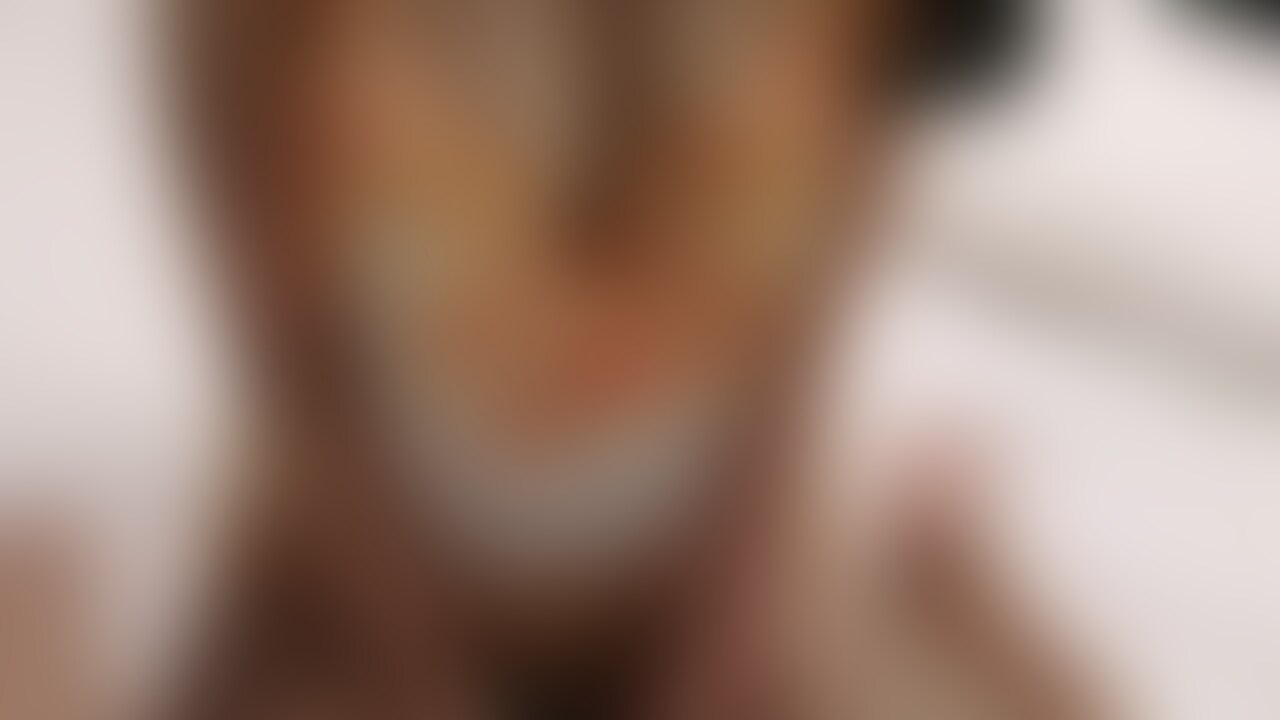 オレンジのセクシーランジェリーでの着衣セックスです。巨乳人妻がむしゃぶりつくようなクンニと手マンでアソコをトロトロにさせられて、正常位でドロドロ精子を中出しされちゃいます (2/2)