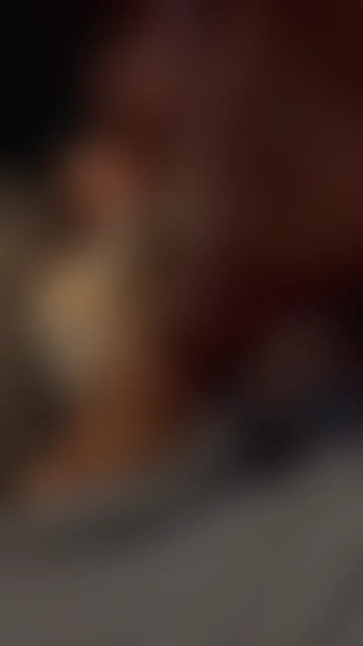 【✨Hカップ美巨乳20代グラビアモデルさんと2回目のネットカフェ密会デート✨】
⚠️身バレ防止のため、グラビアモデルさんの顔などのぼかし、モザイクは強めとなっています。ご容赦ください。
マッチングアプリで出会った20代グラビアモデルさんとの2回目の密会デートをしてきました。
前回、人生初のネットカフェデートですっかり味を覚えてしまったグラビアモデルさん。
普通ではない場所でエッチなことをすることに目覚めてしまい、今回もまた「ネットカフェでしたい・・・」という彼女のご要望にお応えしてきました。
ネットカフェへ行く前に普通のカフェでお茶をしている間も早く行きたくて、そして、イきたくてウズウズしているご様子でした。
早々にカフェを後にして、ネットカフェへ移動。
私も彼女の商売道具でもあるスタイル抜群のカラダを前回同様に独り占めしたくてウズウズしていました。
ネットカフェへ到着するなり、私のズボンを脱がしておじさんのち◯ぽを美味しそうに咥える彼女。
本業のお仕事では見せない卑猥な表情がたまらなくエロくて、私も興奮してしまいます。
グラビアモデルさんの唾液をたっぷりと私のモノに絡ませながら、ネチョネチョといやらしい音をネットカフェの部屋に響かせながら、美味しそうに舐めてくれます。
おじさんのち◯ぽを舐めているうちに我慢できなくなった彼女は私の上に跨り、自ら腰を振り始めます。
ネットカフェの個室であること、周りに人がいることもお構いなく、腰を激しく打ち付け、パン!パン!という音と彼女の喘ぎ声が部屋に響き渡ります。恐らく、外へもしっかりとその音と声は聞こえていたと思います。
あまりの気持ち良さに私もそんなことはもうどうでもよくなってしまい、目の前にいるグラビアモデルさんとのセックスに没頭してしまいました。 (2/2)