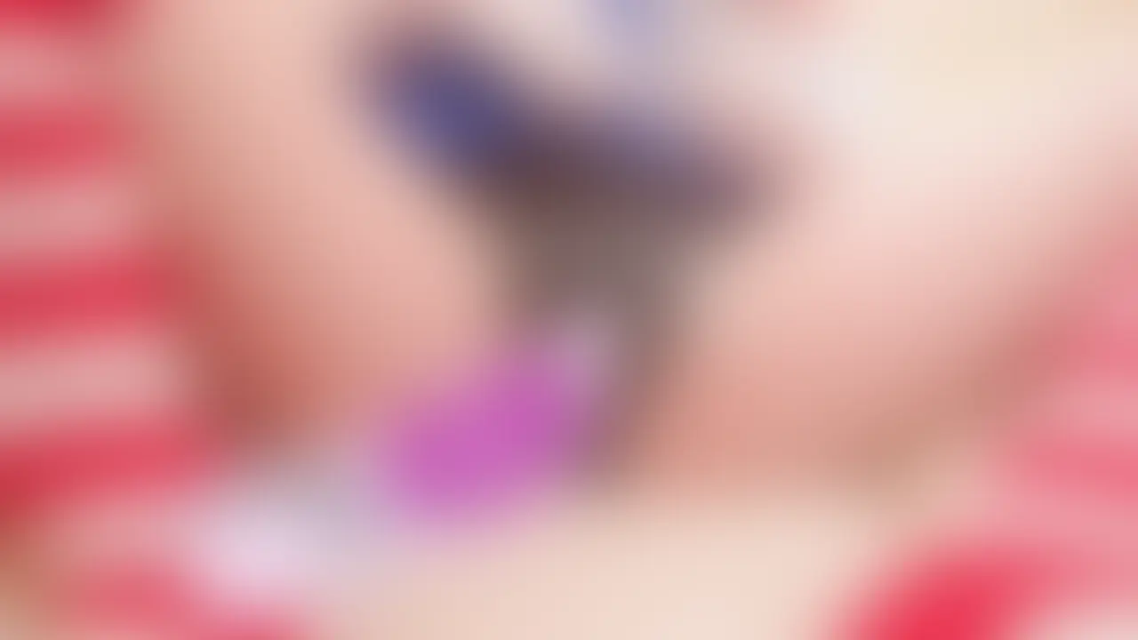 【作品紹介】
今回はちっちゃくてめちゃくちゃ可愛い上に鬼どエロいののちゃんよ！！
とっても可愛くて反応が良くて楽しすぎて長時間作品になってしまったため、
前後半の２作品になっちゃった！！
実は撮影終わっても普通にセックスを楽しんじゃった！！

本作では大人気作品fa〇eから派生プリズマ☆イリ〇のヒロイン、
美遊・エーデルフェル〇のビースト衣装コス！！
前編では
・いくつも美味しいマルチアングル
・目隠し拘束逝き地獄
・らぶらぶちゅっちゅ
・玩具無双
が見どころよ
執拗な愛撫によがりまくるののちゃんを是非堪能してね！！

抱きしめてキス。耳が弱いというののちゃんの可愛い耳を
執拗に愛撫
びくっと反応する度にビースト衣装の鈴がちりんちりん
感度良すぎだしキスするとすぐに舌を絡めてくるののちゃんが
可愛すぎるわ
おっぱいやお尻、まんまんをいじってるうちに既に溢れまくり
濡れやすいとの評判は伊達じゃなかったわ
割れ目に沿わせてる指に思わず腰を振ってくりを擦り付けてくる
ののちゃんがとてもキュート！！

続いては目隠ししての電マタイム！！既に振動音だけでびくっと
なるののちゃん
バイブをまんまんに当たるようにしてバイブの上に座らせる
より気持ちよくなろうとひとりでに腰が動いていく
もうパンティはぐしょぐしょのびしょびしょ
触ってもいないのに乳首はビンビンのコリコリ
うわごとのように「気持ちいい・・・」を繰り返す
感度の良い子はとっても可愛いわ

まずは乳首とバイブで初回イキ
バイブが腰から外れてほっとしたのも束の間
次なる玩具がののちゃんを襲う
お次は乳首を挟んで震わす乳首バイブとクリを吸いながら中で
振動するバイブの二刀流！！
まずは両乳首を挟む。痛いかと思ったがむしろ気持ち良さそう
振動の強さを調節して次はクリ吸いバイブ
まだ入れてないのに調整の振動音でひくひくしだすまんまん
目隠し拘束で乳首とまんまん玩具責めにうねうね動く腰がエロい
この姿だけでもずっと見ていたくなるほど可愛いわよ

気持ち良くよがってるののちゃんを見ながら、キスしまくり
だんだんムラムラきて拘束したままごんぶと棒をちっちゃくて
可愛いお口に
ちっちゃいお口を頑張って広げながらおしゃぶりするののちゃんが
また堪らなく可愛いわ
そうこうしてるうちにしゃぶりながら二回目のイキ！！
そしてこの後の後半戦
たまらずお〇んぽ欲しがっちゃう欲しがり屋さんのののちゃんへ
待望のごんぶと棒挿入！！
後編もお楽しみにしててね！！ (2/2)