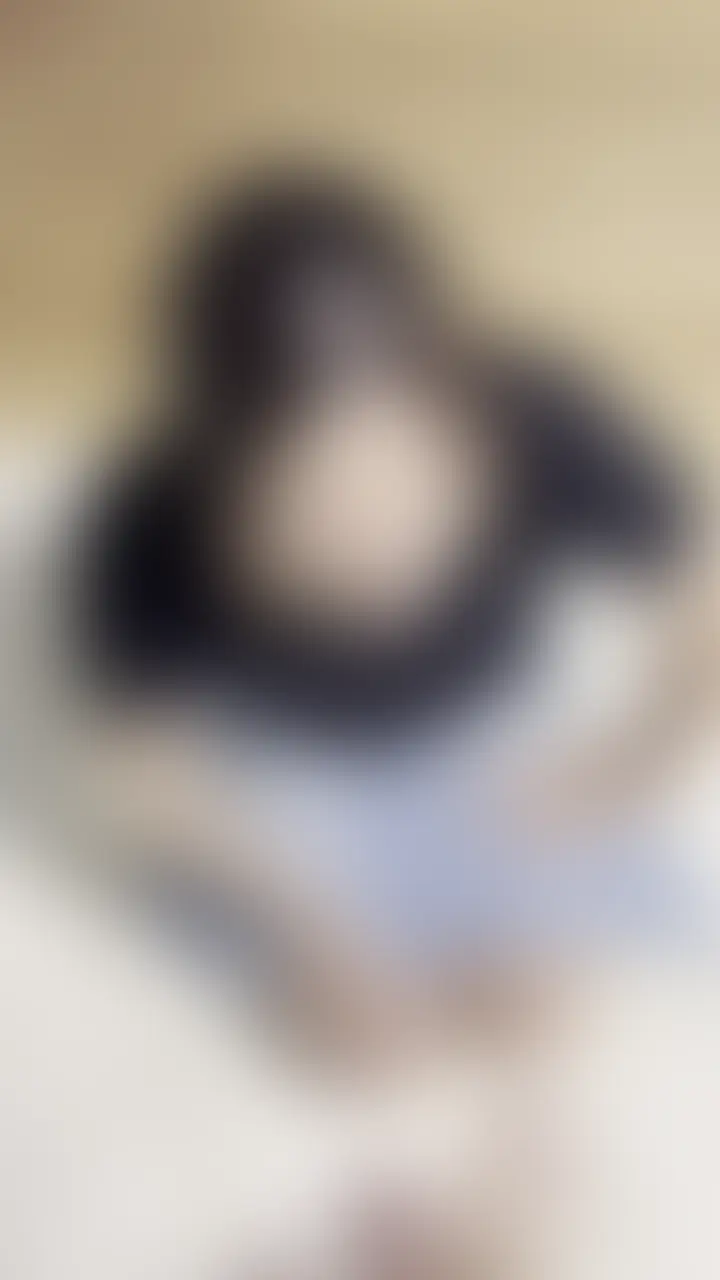 顔射❣️②

飲み会から帰ってきた妻に即しゃぶってもらい最後は顔射❤️主観視点です。

固定カメラ映像もエロいですが旦那がスマホで撮影した主観視点もゲキえろになってます💓
途中飲み会であったことなどのおしゃべりをしながらちんこしゃぶってみたり、必死にちんこしゃぶってると思ったらお喋りしてみたりと久々の飲み会が楽しかったのが妻から伝わってきます☺️
会社の人の名前がたくさん出てくるのでミュートしてありますがミュート部分は妻の楽しかったお喋りだと思ってください😁

飲み会中に自撮りをする約束をしていたのでそんな話をしてくれてますが名前がたくさん出過ぎて全ミュートにしました😂
結果１枚トイレで自撮りしてくれてました☺️

ダブルピースやノーハンドフェラ、必死に口でシコシコとちんこを気持ちよくしてくれてます💕
最後は可愛い顔にぶっかけて大満足でした😍
ダブルピースしながらべろ出しで顔射待ってるの変態感満載で最高でした😍 (2/2)