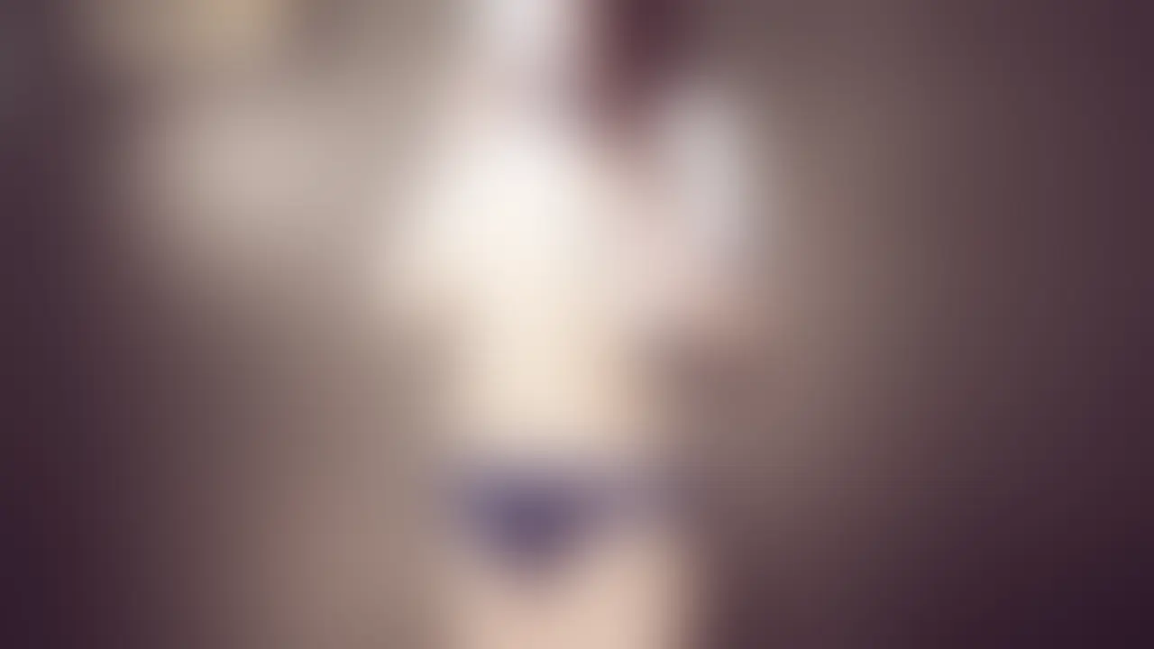 [honoka 妄想#005] 動かない彼女が、一番いやらしい


なんとなく目に留まった女性がいた。
もちろん、話しかけることなんてできない。
名前も知らない。でも、こうして勝手に想像してしまう——
『もしも、あの子があんな姿を見せてくれたら』って。
これは、“ある中年男の妄想”です。


honokaは、就職活動中の24歳。
以前は都内のオフィスビルで受付の仕事をしていた派遣OLだったらしい。
誰にでも丁寧で、笑顔を絶やさない“いい子”だったって、うわさで聞いた。
いまは契約が切れて、職探しの合間にこのレンタルルームを使っているみたいだ。

なんでも「ここに来ると落ち着く」んだとか。


…もしかして今、あのビルで、ひとりで淫らなことをしてるのかもしれない。



生活費のために、夜はコンカフェでアルバイトをしている。
ブルマ姿での勤務はまだ不慣れらしく、レンタルルームでこっそりと立ち姿の練習をしているようだ。

ただ立っているだけ。
動きもなく、視線も合わない。
でもその静止した姿には、妙な色気がにじみ出ていた。
身体の力が少し抜けたような、意識がどこか遠くへ向かっているような——
そんな無防備さが、いちばん淫らに見えた。 (2/2)