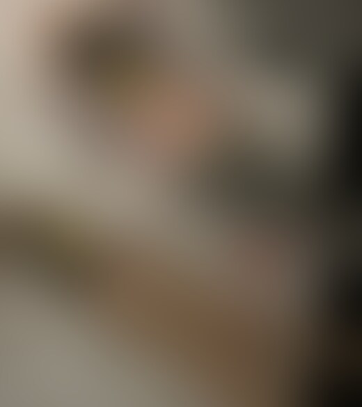 20代前半くらいのかわいらしい女の子が部屋に帰ってきてベッドでゴロゴロ癒されています。
洋服を脱いで着替えるのかと思いきや、流行りのウーマナイザーで激しく喘ぎながら脚ピン絶頂。
その後も物足りない様子で指マンして余韻に浸っている姿がエロいです。 (2/2)
