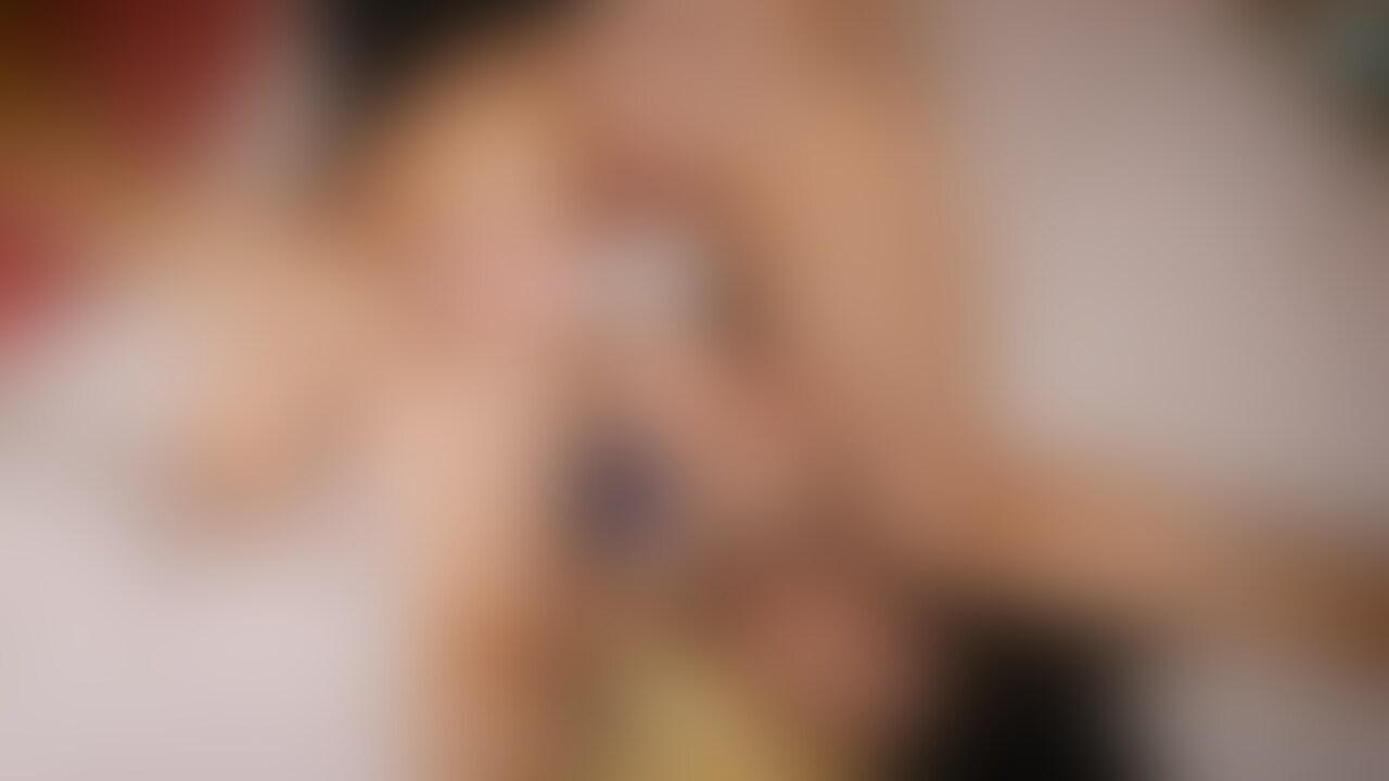 まんぐり返しで、彼女のおまんこにディルドをいれる。次第に彼女は快楽に疲弊する。 (2/2)