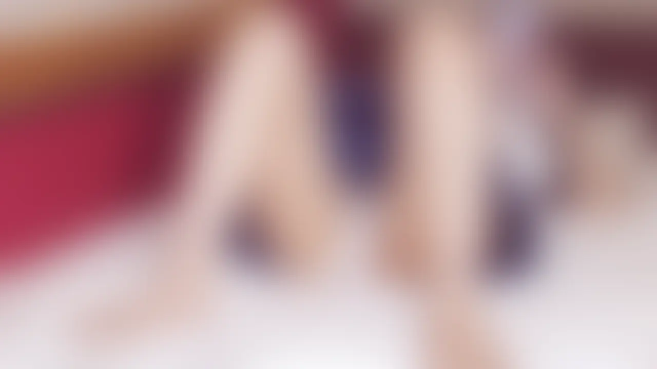 [riko 妄想#014] 和室でまとう、制服風コスプレの揺らぎ


なんとなく目に留まった女性がいた。
もちろん、話しかけることなんてできない。
名前も知らない。でも、こうして勝手に想像してしまう——
『もしも、あの子があんな姿を見せてくれたら』って。
これは、“ある中年男の妄想”です。


rikoは、女子大学に通う4年生。
rikoは、大好きな“推し”が出演する地方公演を観るため、
ひとりでその街を訪れていた。
会場近くの和室に泊まり、舞台の余韻を抱えたまま迎える夜。
……もちろん、すべて俺の妄想だけど。


畳の上で体を動かすたび、
スカートの裾がわずかに揺れ、
思いがけず覗く脚のライン。
誰に見せるつもりもないはずの姿が、
なぜこんなにも無防備に映るのだろう。

舞台を観たあとの高揚と、
和室の静けさが重なる夜。
彼女は衣装をまといながら、
少しずつ“観る側の自分”から離れていく。
その途中でこぼれ落ちた、
ほんの一瞬の揺らぎ——
それを見てしまった気がして、視線を外せなくなる。 (2/2)