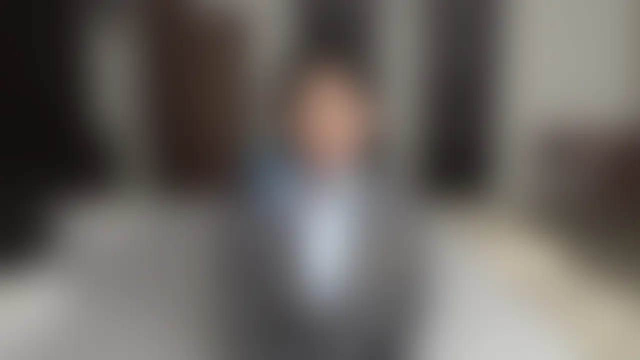 ＊動画では顔出ししています🥰
【匿名度S：絶対極秘！】コンシェルジュ@外資系高級ホテル/昼間は日本橋でVIPゲストをおもてなし/濃厚ベロちゅうと乳首コリコリで我慢汁ダラダラ/マルチリンガル舌使いでチ●ポを蕩かす/勤務先のスイートルームで変態覚醒CA着衣ファック！/脚ガクガク腰砕けイキ狂い/ストッキング破りおねだり挿入/欲しがりお迎えごっくん

制服着たままハメて💕

こんにちは、ど素人ポルノ@麗子です。

今回のAVごっこは、
日本橋にある外資系ホテル🏨で
コンシェルジュ💁‍♀️
のお仕事をされている
お友達のUちゃんのえち動画🔞です。

清楚系のショートカットで
モザイクで目隠しても隠し切れない
シゴデキ感が漂う
マルチリンガルなイイオンナ奥さま💛

そんな高嶺の花💐な美女を
お仕事の昼休み中に
お呼びして
汗だく汁だくの熱いベロちゅう💋を
たっぷり堪能していただいた際の動画が
こちらなんですけど…📱

https://myfans.jp/account/posts/cbef758a-1aad-4245-8cbe-5d601dbf39c1
↑【匿名度S：絶対極秘！】マルチリンガル美女/英会話みたいな巻き舌フェラ/だらしない大量よだれ/下品でしつこいベロちゅう/指にまとわりついた精子まで舐めとりごっくん/外資系ホテル勤務

そんなUちゃんには今回
女子会でよく話題にのぼる

CAの制服✈️って憧れたよね✨

っていう、ほとんどの女性が1度は思ったことのある
願望を体感してもらいました。

AVでもよく見る企画なので
とある商品をパクってます🙊
AV会社の皆さん、ごめんなさい🙏

上品な第一印象とは違い、舌👅を絡ませ合う情熱的なキッス👩‍❤️‍💋‍👨でウットリした表情に変化するUちゃん。
おっぱいを激しく揉みしだかれただけで早々に肉棒🍌を求めてしまうスケベ人妻なのです💗

怒張した肉棒🍌を咥え込む👄と口唇や頬の内側の粘膜を使ってしごきあげ、
スッチーの制服姿のまま挿入されると膣奥を突かれるたびに身体を硬直させながら幾度も昇天。
お口に発射💦された精液は味わうようにゴックンしてくれました💯 (2/2)
