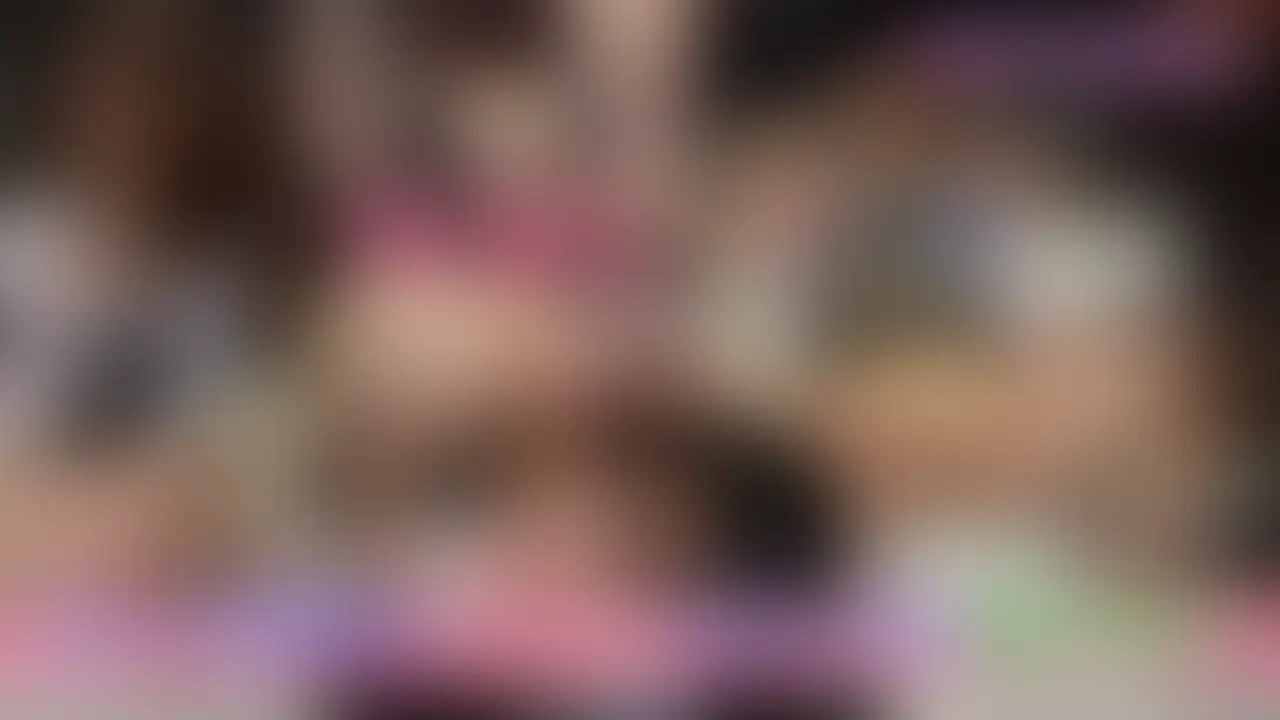 女性単独で遠方からの参加応募です。サイトの参加応募前に東京に遊びに来てくれた事がありまして、お会いする機会がありまして、その時は人妻さんでしたが、その後離婚されまして。数か月後には交際相手も出来たのですが・・・。エッチな恥育されたいM女願望が続いてて交際相手に内緒でお泊りで企画参加応募してくれました。♀めいさん(OL)です。彼とは、ラブラブの最中なのに。それでも体はM女!?願望が泊まらなくて、この場ではだれとでもセックスするM女として使われる事を志願してくれました。今回、中出しです。事前に軽くアナル拡張もさせて頂きまして今回は、お口、オ〇ンコ、アナルの3つの穴に射精し放題です。彼氏の知らない場で色んな男性のセックスの相手をさせられていく彼女・・・。そんな秘密の行為を見てください。 (2/2)