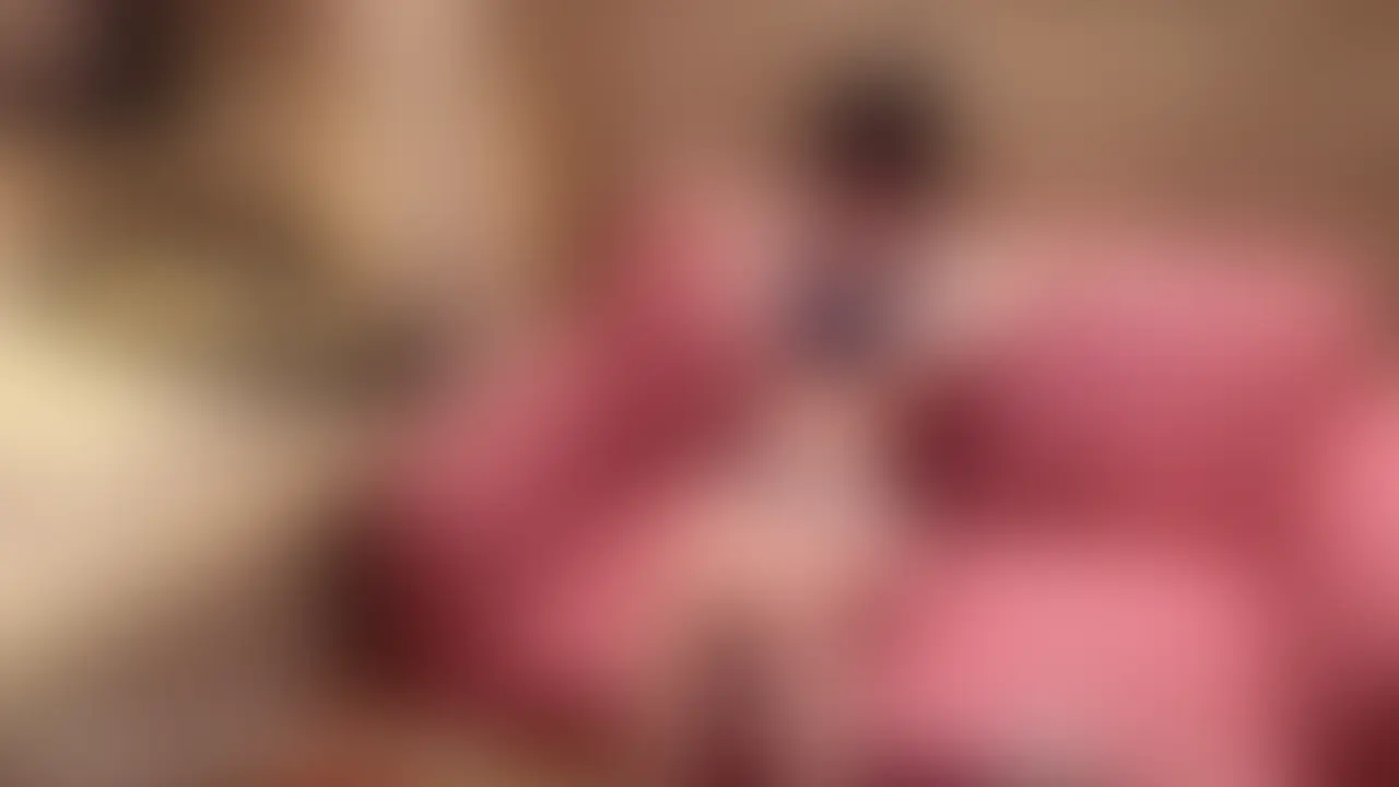 彼氏持ちの清楚系JDからお誘いのDM。
恥ずかしがり屋な彼女はクンニも未経験。
デカビラを掻き分けて舐めると敏感な反応。
されたことないクンニも今回でハマってしまったとか。
しっかりほぐした後は生挿入、なんと首絞押さえつけえっちが大好物なドMだった…!
生のデカちんぽの虜にしてメス堕ちさせて最後はお腹にフィニッシュ。
初々しいアイマスク顔出し全編38分48秒 (2/2)