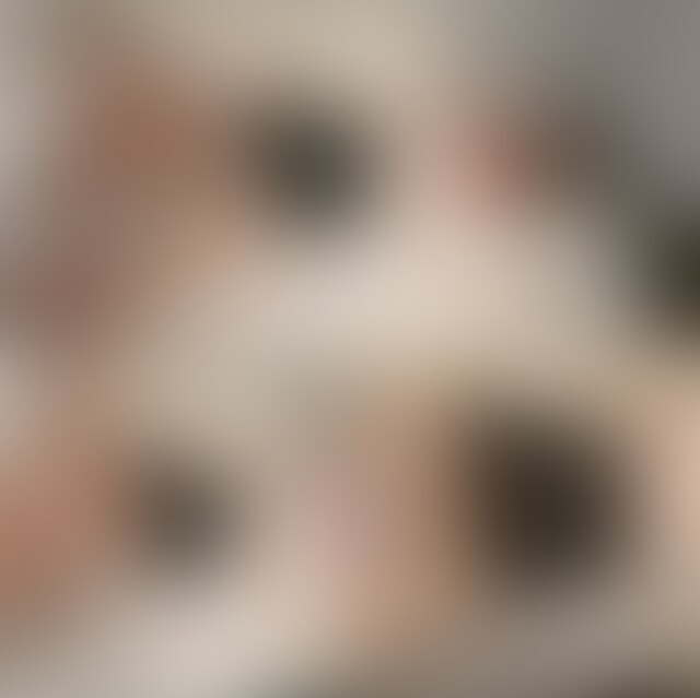人妻さんが疲れて横になってる所を見てたらムラムラしちゃったんで、服をめくってみたりしてみます。
セクシーなピンクの下着を着用してますね。
太ももやパンティをさすってみても抵抗しないので、そのままパンティーを脱がせてみました。
きれいなパイパンです。
パンティーを膝まで下ろし足を上げ、おまんこチェックしてみます。
もう我慢できません。
手マンもせずそのまま即挿入してみました。
締まりが良すぎてすぐイキそうになりましたが、せっかくの機会なんでじっくりといろんなアングルから撮らせてもらい、ハメ撮りしてみました。
そして最後は我慢できなくなり、中に大量発射です。
大量の精子が溢れ出てきているシーンは是非是非みものですよ! (2/2)