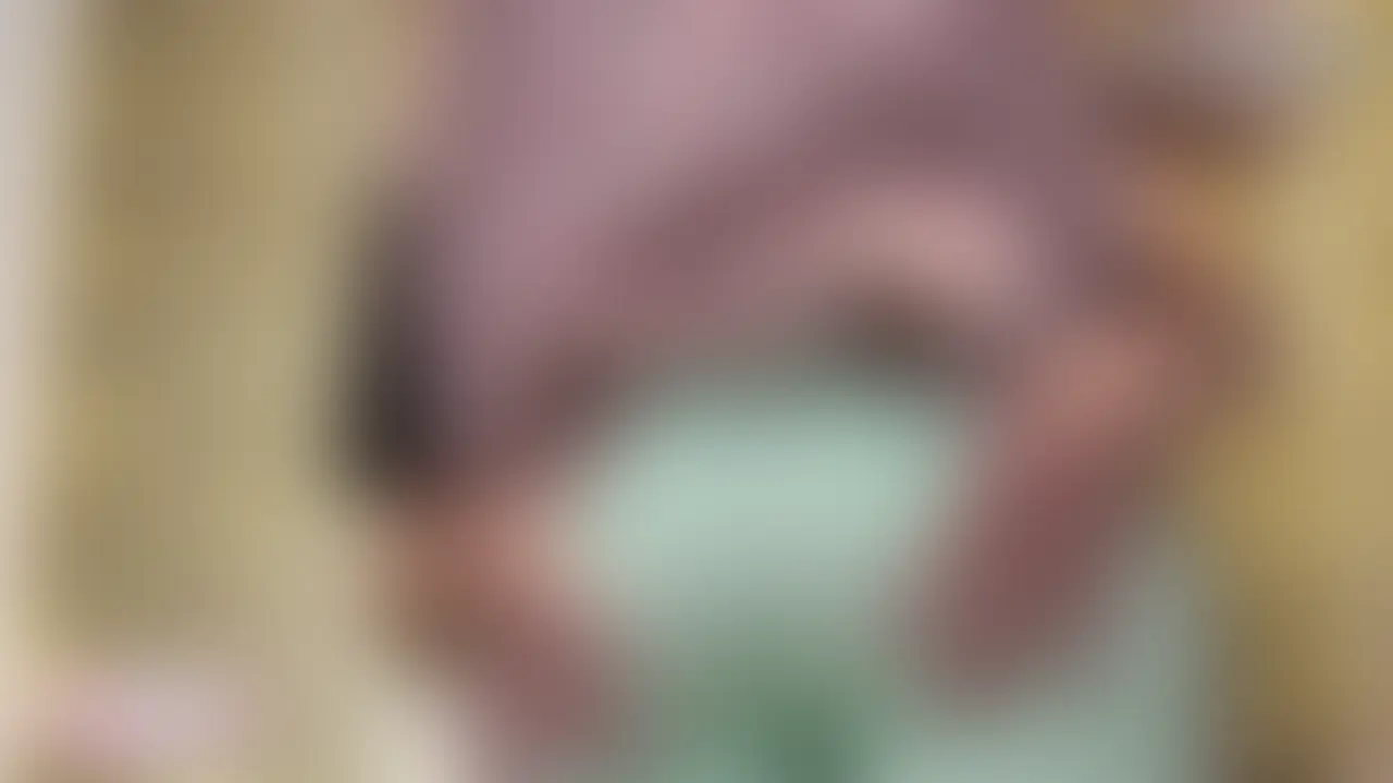 【保育士るな2】
保育士のるなぱい。
ラブホで仕事で着用しているエプロンを着てエッチをする。
甘える男に聖母のように優しく接する。
その優しさに勃起する男のチ〇ポをシコシコ、アナル舐め、フェラ。
それに甘える男は、るなぱいのマ〇コを入念にクンニ。
その舐め方に何度もイクるなぱい。
そのまま正常位で生挿入。
あまりの気持ち良さに男は、スグに射精間を催してしまう。
なんとか我慢してピストンを繰り返す。
ヤバイので攻守交替してもらう男。
るなぱいの騎乗位が始まる。
自らチ〇ポに手を添えマ〇コに入れる。
そして男の上で飛んで跳ねながら感じる。
その後は、バックで何度も突かれる。
さらにネバックで子宮の奥まで突かれ悶絶するるなぱい。
すると男のピストンが止まりマ〇コからチ〇ポを抜く。
どうしたのか?不思議に思ったるなぱいは男に聞く。
「どうしたの?」
すると男は、「出ちゃった…。」
落ち込む男に優しい声を掛け一緒にお風呂に向かうのだった。
☆動画時間50:05
※サンプル動画はバレ防止の為、画面が拡大してあります。
Creampie/中出/크림파이/Cowgirl/骑乘位/기승위/Couple/情侣/커플/Beautiful Breasts/美乳/미유/Big Boobs/巨乳/거유/Pale Skin/色白/백색 피부/Raw Sex/生插/생섹스/Missionary Position/正常位/정상위/Homemade Porn/偷拍/하메토리/Blowjob/口交/페라/Amateur/素人/아마추어/Cunnilingus/舔阴/쿠니/Boobs/胸部/가슴/Massage/按摩/마사지 (2/2)