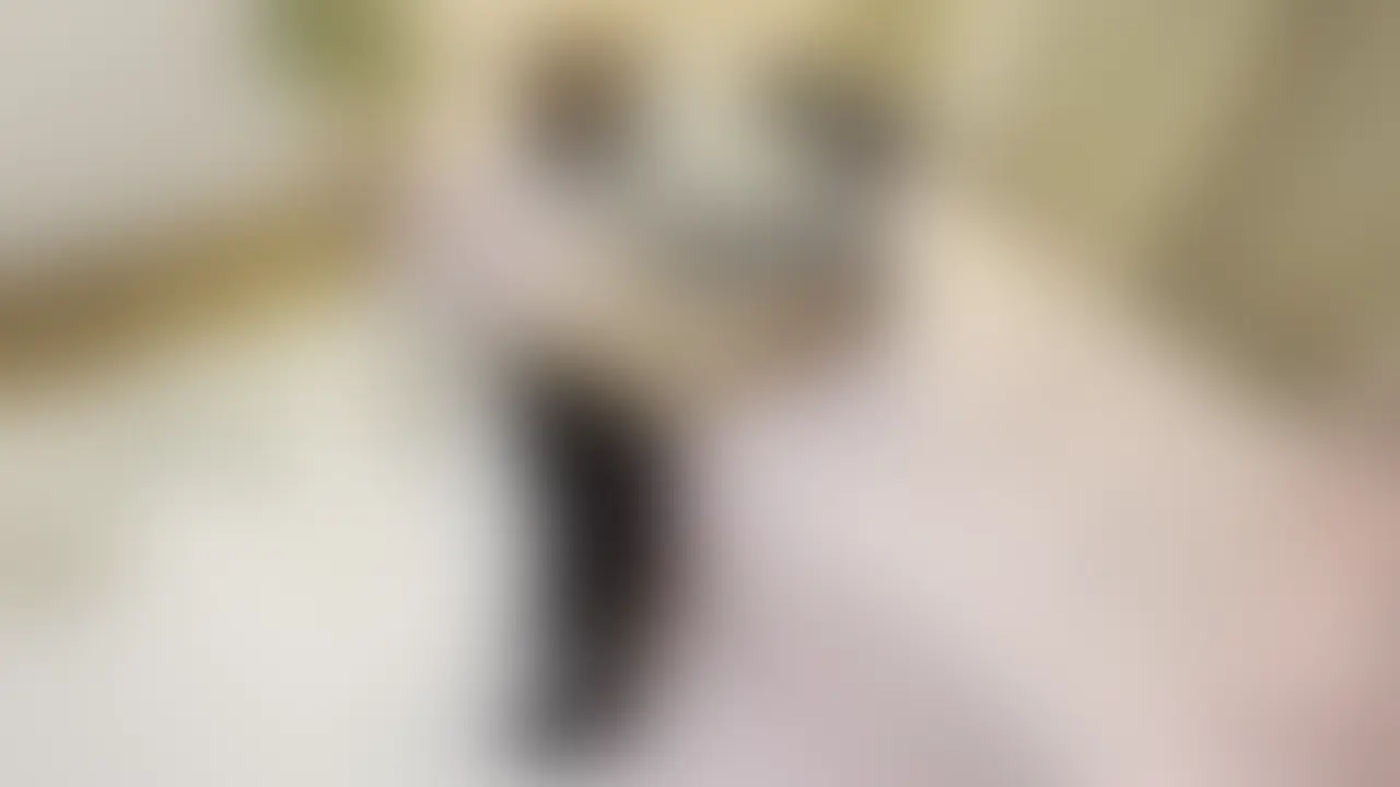 あねきの友達の超美脚れいなさんに狙われてた!「電気アンマって遊びじゃんwそれで逝っちゃうの?w」
あねきの友達の超美脚れいなさんが遊びに来ている。あねきはれいなさんを1人部屋に残して買い出しに行ったとの事。待ちくたびれてベッドに横たわるれいなさん。超ミニスカートからパンツが見える…
バレないように見てたつもりだけどバレたのかな?
そして「起こして」と手を出して来るれいなさん。手を引っ張って起こそうとするとすかさず超美脚で俺の頭を挟んできた!
れいなさんのパンツが目の前に!
足で顔を挟みながら「パンツ見たかったんでしょ?www」と言ってくる。やっと解放されたと思ったら蹴り倒されて「パンツ見た罰でーすw」と楽しそうに言うと馬乗りになってくる。
「おねえちゃんに電気アンマで逝かされたりしてるんでしょ?w」と言い、どこから取り出したのか首輪付き手枷を引っ張り出して
「これ使って私とも遊ぼうよw」
「これでもう動けないでしょ?w」
俺の竿の上に跨って腰を振ってくる
不覚にも…いや当然の如く勃起してしまう俺
そして「私って脚長いって言われるんだけど脚の長さ比べしてみない?」と言い出し、お互いに足を伸ばして脚の長さ比べをした。さすが超美脚!脚長っ!と思ったのもつかの間、両足をもち「電気アンマだね!これwww」と完全に体勢に入られてしまった!これを狙ってたのか!
あねきから電気アンマで逝かせて遊んでると聞いて自分もやってみたいと思ったのだろう…両手と首を固定されてるので逃げることもできないまま超美脚で何度も射精させられてしまう。 (2/2)