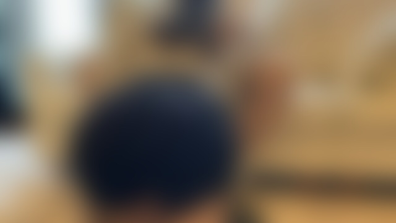ひまりがインターン先の同期の男子と2人きりでカフェに作業しに行った日です。
ミニスカでしかも胸が強調される服を着ていたので、出掛ける直前にえっちしたくなり、でも時間がないので口内に射精しておきました。

ちなみに、このバイブは僕がひまりと相性の良いものを接続して改造したもので、中と外をどちらもひまりが1番気持ち良いと感じるバイブを接続しています。バイブの振動音の変化で膣をギュッと閉めて感じてるのがわかります☺️ (2/2)