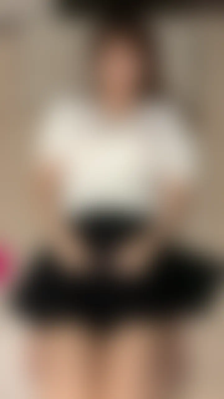 真上から何回もイッてるところ見る?
ーーーーーーーーーーーーーーーー
こんばんは、あみです♡
今回はクリを吸引するおもちゃと細い電マを使って
真上から撮ってしてみちゃいました...♡
クリを吸引するおもちゃと細い電マ、
両方とも気持ちよくて何回もイッちゃってた🤭
真上からのアングル人気だったら
また撮ってみようと思うからコメントで教えてね♡ (2/2)