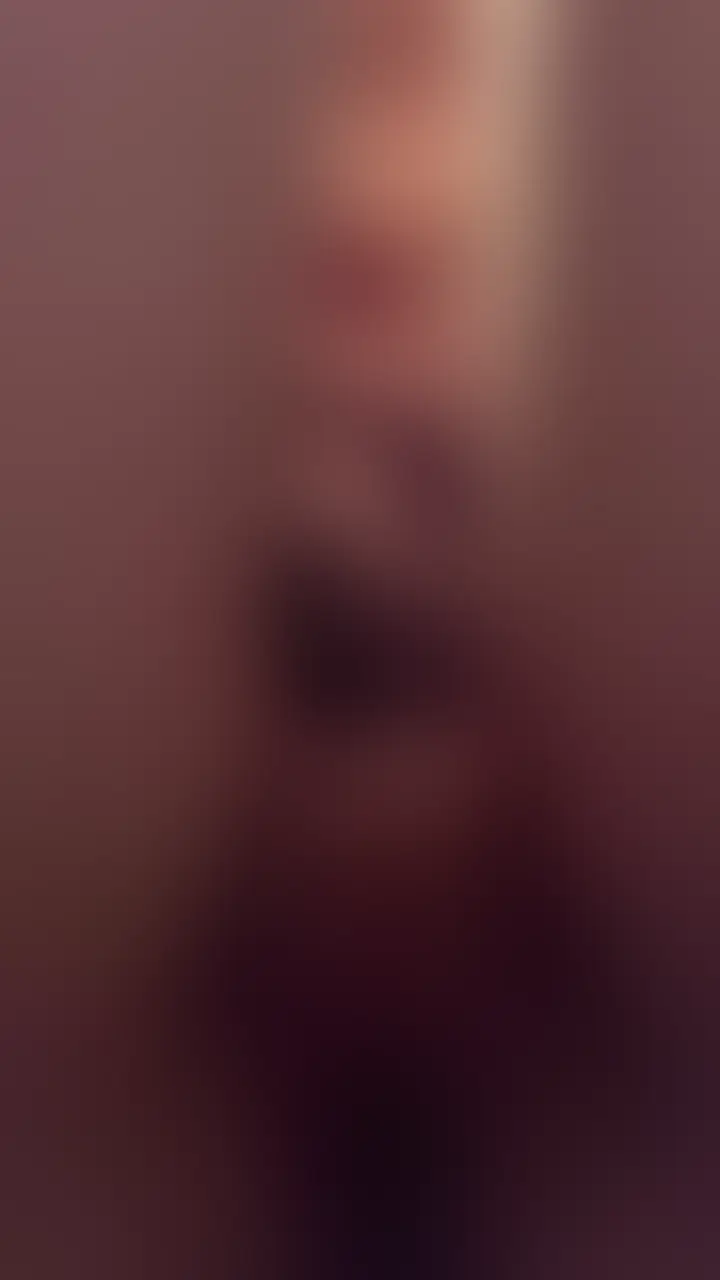 【画角違いver.1】SSS級19歳まりんちゃん、最初の“緊張した表情”がかなりリアルでした…。
同じ作品でも、画角が変わるだけで空気感かなり違います。
今回のver.は、まりんちゃんの“戸惑い”や“表情の変化”がより近く感じられるタイプ。
黒髪ロングに細身のスタイル。
派手な感じじゃなく、どちらかというと真面目で落ち着いた雰囲気。
しかも最初はかなり緊張してる感じがあります。
視線が泳いでたり、恥ずかしそうに笑ったり。
その“慣れてない空気感”がかなりリアル。
今回かなり印象的だったのが、“少しずつ表情が変わっていく感じ”。
最初は戸惑いのほうが強そうなのに、
途中から空気に慣れてきて、反応や雰囲気が少しずつ変わっていく。
しかもこの子、感情がかなり顔に出るタイプ。
我慢してる感じ、恥ずかしがってる感じ、
全部がそのまま表情に出るから妙に引き込まれます。
さらに今回は“画角違いver.”だから、
前作見てる人ほど細かい変化がかなり楽しめると思う。
視線、息遣い、空気感。
普通の編集版とはまた違う“生っぽさ”があります。
細身、黒髪、初心感、リアル系。
こういう“最初はぎこちないのに少しずつ空気変わる子”好きにはかなり刺さる一本。
まりんちゃんシリーズ、画角違いまで追うと空気感かなり違って見えます。
他にも“最初は普通っぽいのに途中から表情変わる子”、かなりいます。
ガチ素人のみ、限定公開。
ーーーーーーーーーーーー
私が取り扱う動画は、全て実在する本物素人のみ。
普段なら絶対にこういう場所へ出てこないような、ごく普通の子たちばかりです。
一期一会の空気感、リアルな反応、素人特有の距離感。
演出では出せない“本物”だけを残しています。
撮影者としての営業力、人間関係、空気作り。
その全てが噛み合った時にだけ撮れる、再現性のない価値ある記録です。
そして、貴方もこんな『普通では出会えない子』と出会えるかもしれない貴重なブログへは↓からどうぞ。
ネトナンや出会い方のコツも掲載しています。
↓私のXブログ↓
mafi01190 (2/2)