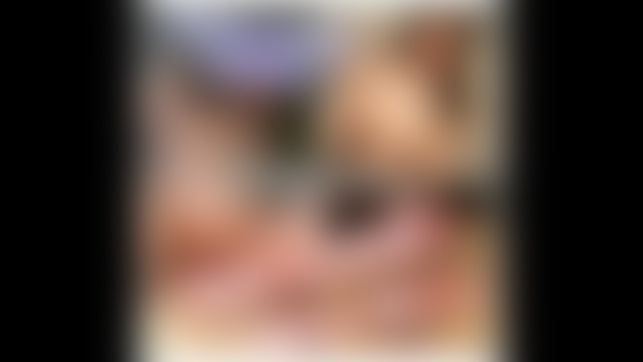 フル:【かなりおっとりした変態清楚系彼女】こんな真冬にほぼケツ見えてない?ってくらいのミニスカートとおっぱいニットからは黄色い下着が透けて見えてる状態。清楚とは名ばかりの中々の変態ちゃん。えっち中に「すき?」って聞いてみたら、「大好き!」って返してくれました。”大”が付いていたので興奮しまくりました。もちろん動画内に収めています。興奮爆発で俺の女感を感じてそのまましっかり中出し。ちなみに普段からこんな服装らしいんですよね。しかも生足。お尻ほぼ見えてるよ?って聞いたら、本人曰く「全然気にならないですよぉ〜」って。。変態すぎないかい?
フル動画には女の子の素が出ている台本無しの会話シーンやお風呂シーンなども収録されています! (2/2)