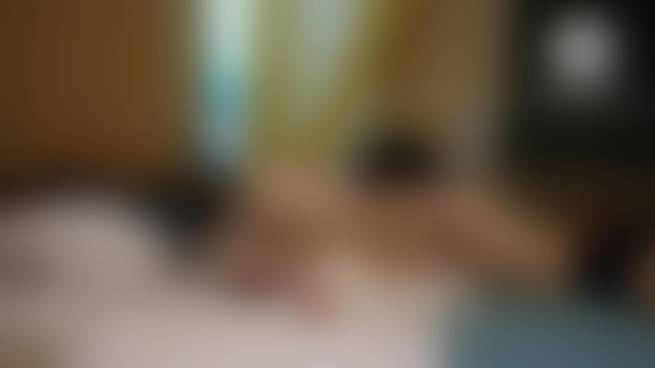 サラサラロングヘアーの全○○○束網羅美女完全版
チュッチュっとクリにキスの挨拶からスタート。ちろちろ舐め始めたら、小鳥のようなさえずりの鳴き声が聞こえてきます。ほんとはもっと声出るんじゃないの?笑
手も引っ張ってしっかり離れないように当ててあげましょう。
足を曲げたり開脚するのもいい感じですか?
あるいは足ピンでしっかり持った方がいいのかな?いろいろ試していきましょうか
乳首に当たらないように周囲を焦らすように揉んだり触ってるだけでこんなになってます。焦らしに焦らしてやっと触ったらイクイクって。2本指で挟んでブルブル震わせると今度はおかしくなるって。クリに行くとどうなっちゃうんでしょうね?笑
吸うやつの初級編の舐めるやつでも可愛い小さな声ですね。叩く感じの吸うやつにすると声も動きも大きくなりました。
体を上げて吸うやつを当てながらグイグイ。
ギリで行ける範囲の強さでグイグイとクリに当てながら動かしてます。髪が前に置いてきてるのがいい感じですね。足も引っ張られてしっかり押し当てられながらだとどんな感じになっちゃうんでしょう。そして吸うやつを入れて放置して○○○束具を取り付けてクリや中に押し揉んでます。中にバイブが入ってオマンコの壁全体が震えてしまってますね
そして正常位も。馴染んできたら足を持ったり、抱えながら奥へ奥へ。それも慣れると手をクロスして…
揺れるおっぱいがエロいですね。そして上から重みと共にドスンドスンと。
もう声出ないくらい疲れてるけどpistonは終わりませんよ?あれ?出ない声出てるやんってことはまだいけるってことね?笑
ギューッと密着しながらキスしたり、揺らしたり、上から突いたり…
しっかり力を込めて抱きしめてくれるのは嬉しいですよ。僕も背中に手を回せば違う感じで…
そしてぴったりはまる側位で手や肩を持ちながら引くと声もその分大きくなってます。
種付けプレスを高速でして、最後は互いにギューッとしてのフィニッシュ (2/2)