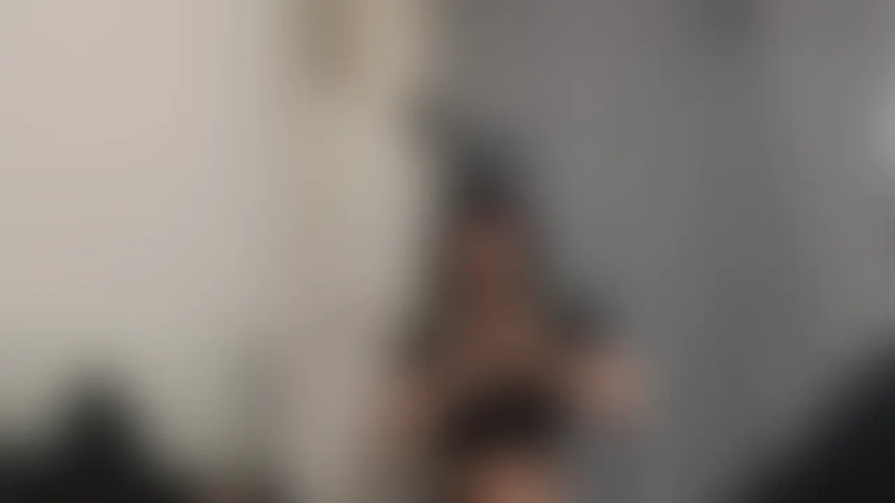 初めてのアナルって…怖いよね?
でも大丈夫♡ あさひがお姉さんみたいに、ゆっくり・優しく・丁寧に教えてあげるから…♪
黒のバニー姿で現れたのは、甘い笑顔とむっちりボディがたまらないあさひちゃん。
ローションたっぷりの指先で、ゆっくり円を描くようにお尻の入り口を撫で回し指を挿入する。
快感というより、違和感と恥ずかしさが先にくる。
ただ「あさひに触られてる」という事実と、優しく動かされる指の感触に、体が少しずつ緊張を解いていく。
あさひの柔らかい声と耳元で囁かれる甘い言葉に導かれながら、あさひ特製のバイブを挿入!
まだ明確なメスイキには程遠いけど、「あさひに委ねてる自分」を初めて実感したような、初々しくて切ない表情でレッスンは終わる。
初心者でも安心の超スロー&優しいペースで進む、
男のアナル開発甘々バニーレッスンの決定版!「これからもアナルを開発していきまーす♡」 (2/2)