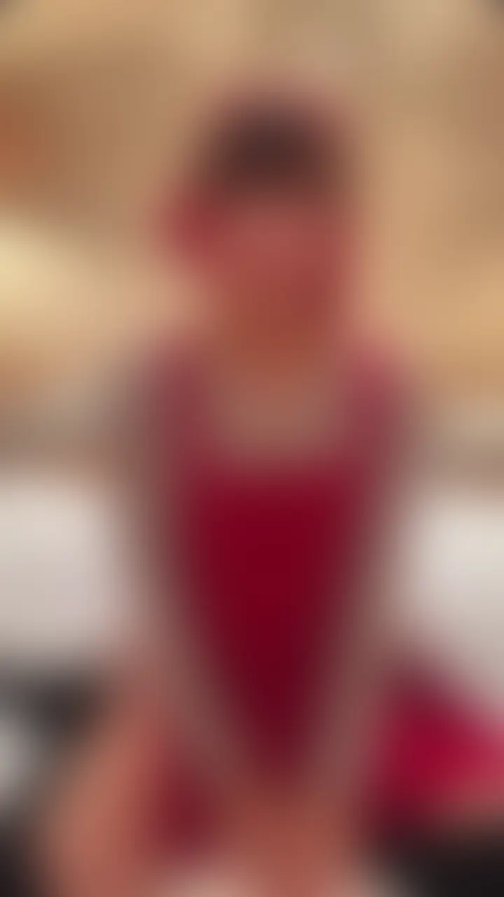 【✨初解禁✨】ファンの方とガチハメ撮り❣️大量潮吹き・口内射精・まさかの中出しまで!?【3本セット】
ついに…あこ、初めてファンの方と
ハメ撮りセックスしちゃいました🫣💗
Xで「一緒に撮影してくれる人いますか…?」
って募集したら、まさかの大量応募🥺
その中から選んだ方と、ドキドキの初対面でガチえっち…💗
最初は本当に緊張してたけど、
だんだん気持ちよくなってきて
あこ、何度も潮吹いちゃって…💦
お口の中にもいっぱい出されちゃって…
しかも最後は…まさかの中出しまで…!?😳
全部リアルすぎて、あこも見返してドキドキしちゃったの💗
恥ずかしいけど…初めての挑戦、ぜんぶ見てほしいですっ
本気で気持ちよくなってるあこの姿、公開します💗 (2/2)