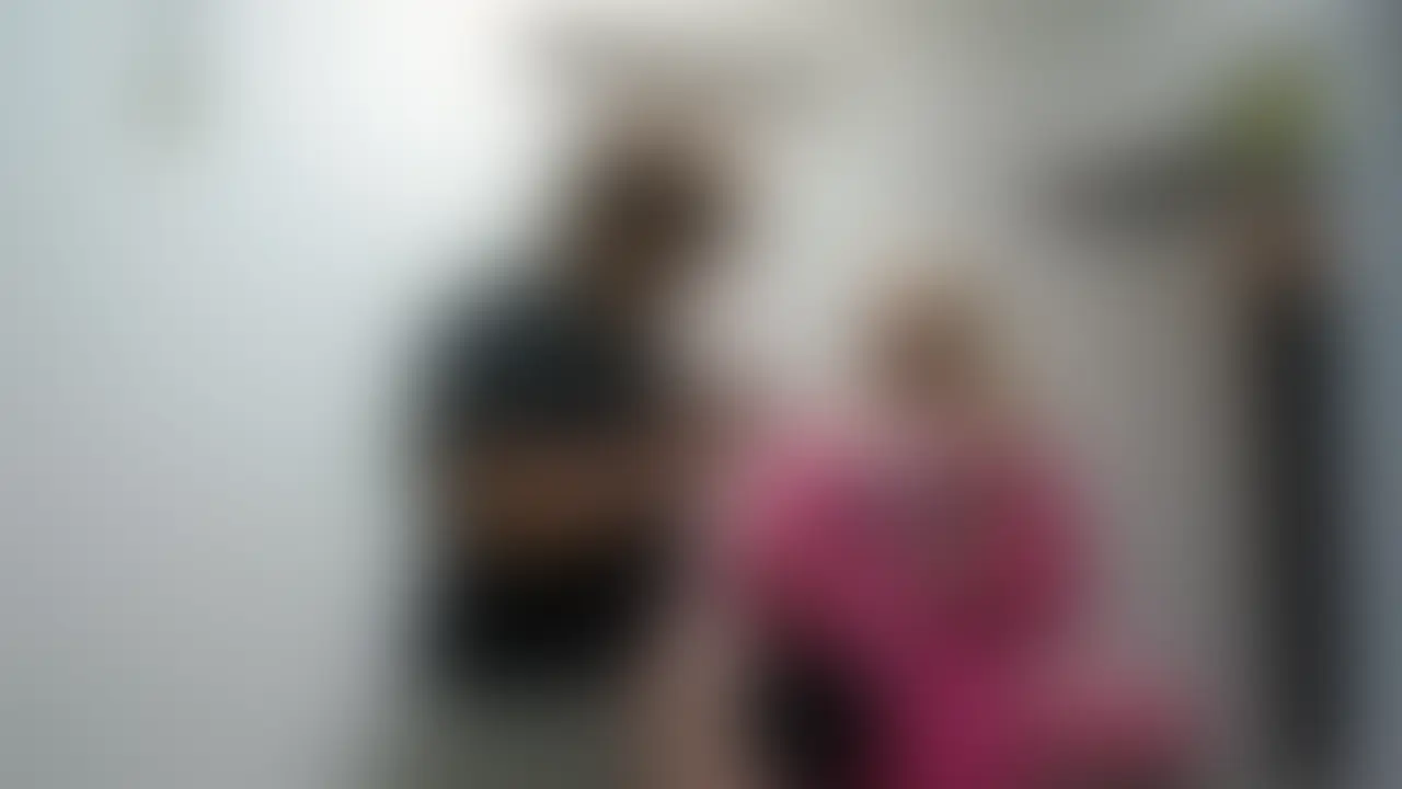*動画では顔出ししています🥰
【匿名度AAA:完全匿名!】年齢差24歳!体重差75kg!/金髪・ツケマ・ジェルネイルの王道ギャル系クール美女/ミニマム人妻(27歳)/非モテ中年デブ男の圧迫正常位プレスで全身ビクンビクン痙攣/サブカルショップバイヤー@赤羽橋の近寄りがたい美女のはずが…おじさんの加齢臭キスで感度が異常爆発!/実は過激喘ぎ連発の超敏感ドM変態/濃厚くっさいザーメンを受け止めて懇願ごっくん💕
太ったおじさんと華奢な人妻💕
こんにちは、ど素人ポルノ@麗子です。
今回のAVごっこは、
赤羽橋にあるサブカルショップ🧸で
バイヤーのお仕事をされている
お友達のYちゃんのえち動画🔞です。
金髪、ツケマ、ギャルネイル💅の
近寄りがたいクールな表情なのに
アイドル級💖の可愛らしい笑顔が
チグハグに映える
152cmのミニマムスレンダーボディ。
コスメ収集💄と手芸🧶が大好きで
インスタには可愛い手作りグッズや
日常の癒し投稿ばかりの
サブカルグッズ🧸をセレクトする
プロフェッショナルなYちゃん。
でも実は…
エッチになるとびくんびくんッと
全身痙攣しながら
何度もイキまくっちゃう
過激な喘ぎ声💋が止まらない…
超敏感ドM気質!
そんな、サブカルショップ🧸の
クールバイヤーというイメージとの
ギャップがエグくてたまらない
Yちゃんには今回
年の差20歳以上!体重差約80kg!
っていう、彼女とは何もかもが
真逆な「非モテ独身デブおじさん」と
超格差えっちをしてもらったんですけど
これが妙に彼女の性癖に
どハマりしちゃったらしくて…
デブチンの彼からお金をねだられて小遣い💴を渡すYちゃん、
「助かるわ~♪ 大好き」とキスをされて笑顔がはじけます✨
寝床部屋へ連れ込まれ、「人妻に見えないよ」と
彼からのお世辞や他愛もない話を交えながらイチャコラ💕
Yちゃんは彼の巨大なお腹に顔を乗せて肉感を堪能すると、
乳首や股間を電マ責めされて悶絶しまくり💓
お返しに仁王立ちフェラ👄と手コキ👌で勃起🍌に導くと
正常位でドッキング!
騎乗位や座位、バックでまぐわった彼女は
口内発射👄 で大量の白濁汁💦を受けると、
美味しそうにゴックンするのでした💯 (2/2)