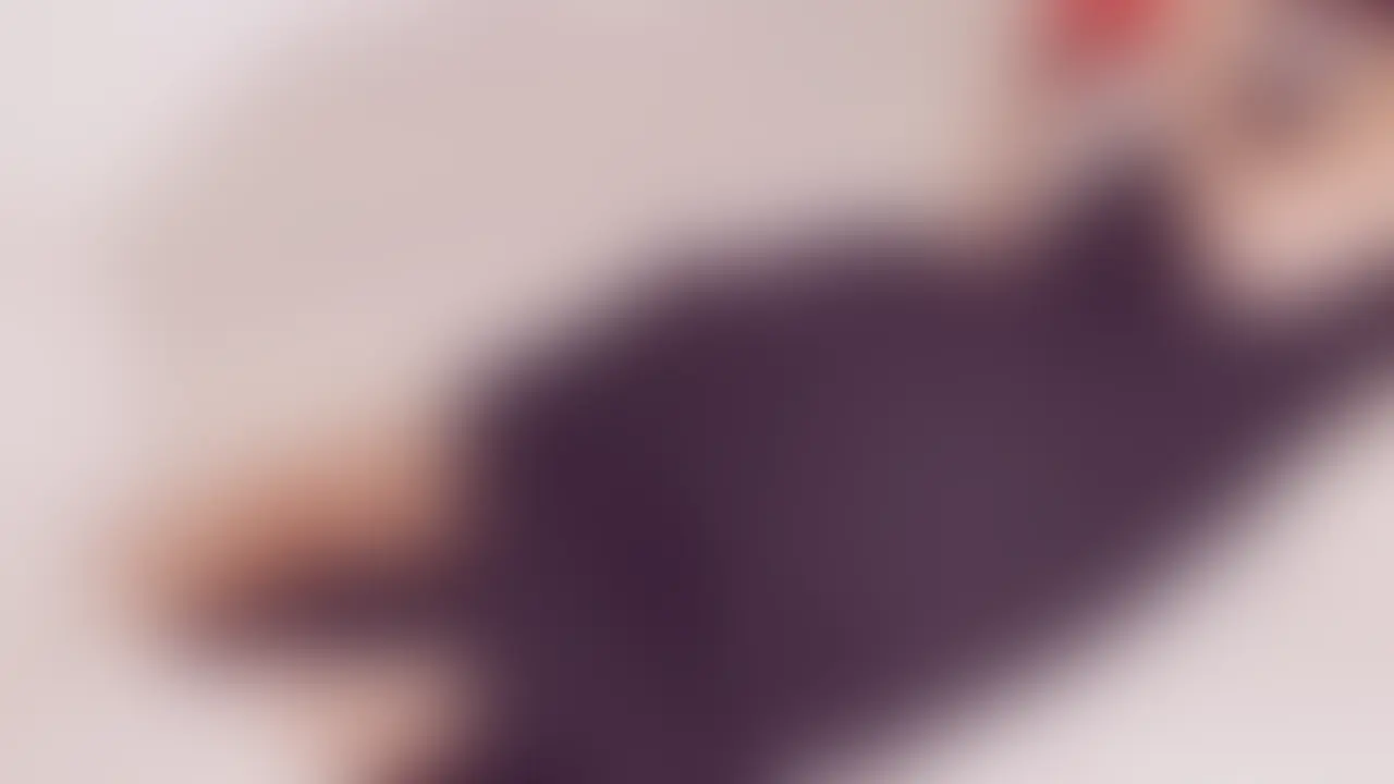 [aoi 妄想#010] 専門学校の彼女、ベッドの上で気を抜いたまま


なんとなく目に留まった女性がいた。
もちろん、話しかけることなんてできない。
名前も知らない。でも、こうして勝手に想像してしまう——
『もしも、あの子があんな姿を見せてくれたら』って。
これは、“ある中年男の妄想”です。


aoiは、関西にある医療系専門学校で働く26歳の職員。
aoiは、撮影の依頼でホテルに呼ばれた。
けれど撮影が終わっても帰る気になれず、
シャワーを浴び、水着に着替え、ひとりでカメラを向けた。
“見られる”よりも、“自分を見つめる”時間に変わっていく。


…もしかして今、あの部屋で、ひとりで淫らなことをしてるのかもしれない。


撮影のあとのaoiは、着替えることも、片付けることも忘れて、
そのままベッドに倒れ込んでいた。
スマホをいじる指先だけがゆっくり動いていて、
それ以外のすべては、完全に“だらけた”状態だった。

スカートの奥が見えていることにも気づいていない。
あるいは、もう気にする気力もなかったのかもしれない。

職場では絶対に見せない、完全にオフになった表情と姿勢。
でもその無防備さの中にだけ、
彼女の“ほんとう”が少しだけ顔を覗かせていた。 (2/2)