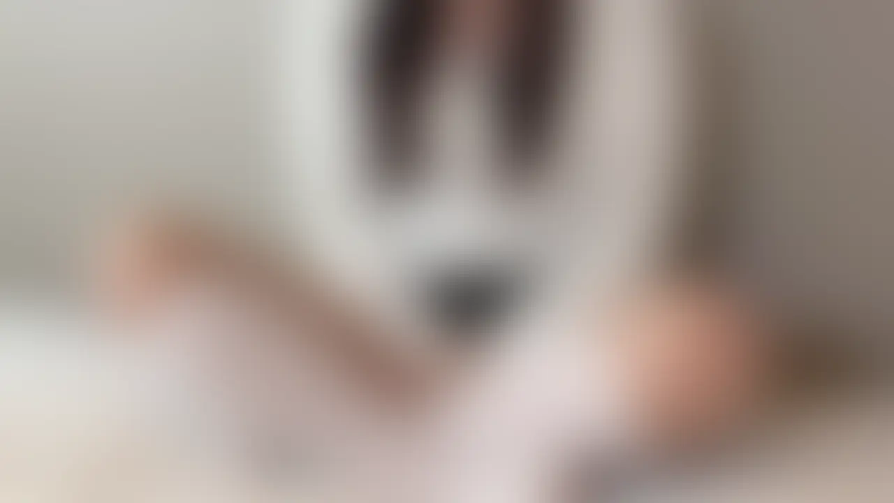 【以前投稿したオナニーの動画の、別角度・別カメラから撮ったものです。りなの脚+αプラン用のお裾分けとして、首から下を写しています。(すべての動画の別カメラ動画を「りなの脚+αプラン用」で投稿するわけではありません)】
今日は少しだけ。
最後までいこうと思えばいけた気もするんですけど、なんとなく途中でやめました。
理由は自分でもよく分からなくて、ただ、そのまま止まった方がいい気がして。
終わったというより、少しだけ続きを残した感じです。
こういう中途半端な夜も嫌いじゃないです。 (2/2)