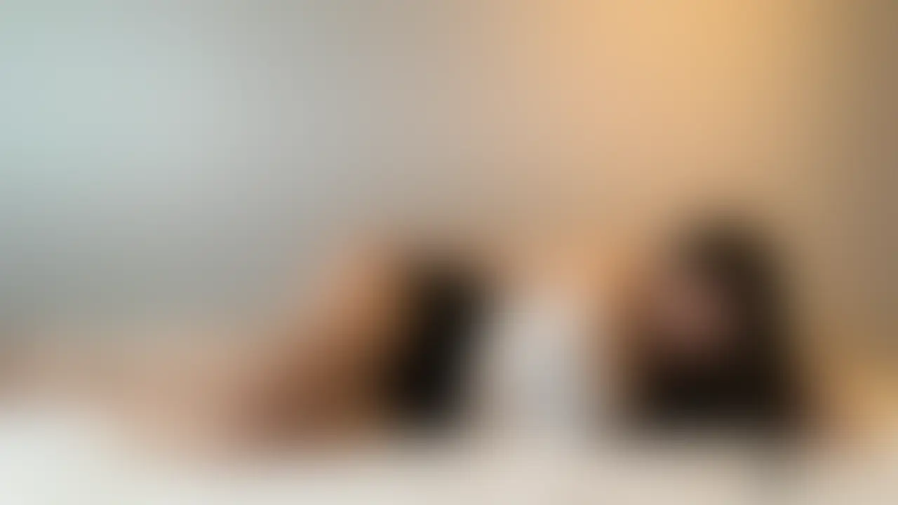 寝ようと思っていたのに、なぜか全然落ち着かなくて。
部屋も静かで、ひとりでいる時間が長くなるほど、余計なことばかり考えてしまいました。
ベッドの上で、手だけでゆっくり気持ちを逃がしていく動画です。
最初はまだ平気なふりをしているのですが、途中から少しずつ息が乱れて、声も抑えきれなくなっていきます。
我慢しようとしている感じと、だんだん体が勝手に反応してしまう感じが、かなり素に近く出てしまいました。
派手な内容ではないですが、静かな夜にひとりで崩れていく感じが好きな方には、かなり刺さると思います。
最後の方は、ちょっと自分でも恥ずかしいくらいです。 (2/2)