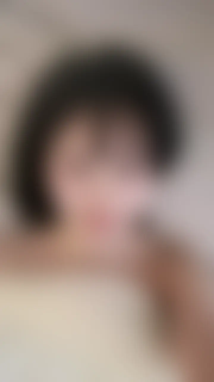 お兄ちゃんが買ってくれた、あのアイス……覚えてる?
約束どおり、ちゃんと動画にしたよ。
ゆっくり舐めて、奥まで咥えて、
最後は口の中……ぐちゃぐちゃになっちゃってた。
ゆいの舌づかい、上手くなってるかな……?
今日もちゃんと、見てくれるよね? (2/2)