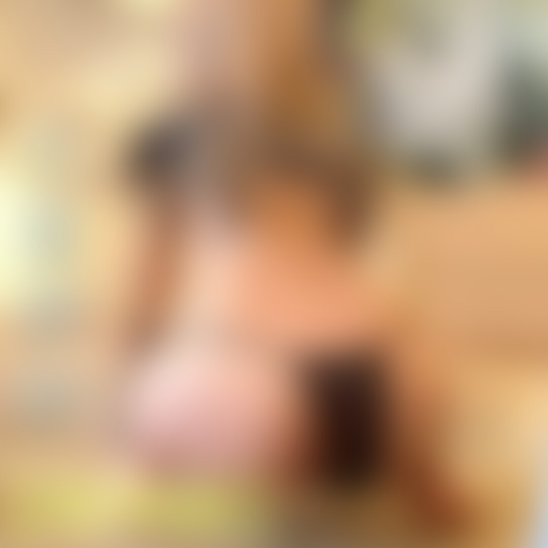【premium】顔出し・丁寧なモザイク処理
ソファでフェラからのバック中出し・・・のはずが、不倫相手が「フェラでイキたい」というので、しかたなくフェラ抜きに切り替えています（笑）奥さんとヤってないと言っていたので、本当かなと思ってたんですが、見ていただけるとわかる通り、めちゃくちゃドロドロの精子を豪快に顔射してくれました。今年初だったことが証明されました（笑）

【撮影の裏側】
新年最初の不倫相手とのセックスでした。この日は、私の出張先と、不倫相手の出張先がたまたま同じでした。

私は、午後から会議が入っていたので、午前中早めに時間を作ってもらい、ラブホに集合しました。

もう、本当にラブホのフロントで待ち合わせでした（笑）
フロントに人が居るタイプのラブホだったので、絶対不倫だなと思われたと思います（笑）

不倫相手が、年末年始の番組で、メイク濃い目のギャルを見てムラムラしたとのことだったので、今日はギャルメイクでというリクエストがあり、それ用の化粧とウィッグを用意してホテルに入りました。

私からのリクエストは、初夢が部下のギンギンちんぽを個室でフェラする夢で、起きた時におまんこびっしょりだったので、それを再現するために、まずは個室でフェラさせてもらいました。お口の中に大量に精子いただきごっくんして、タンパク質補給完了。

実は、最近部下のおちんちんが気になっています（笑）でもそれは不倫相手には内緒です。

その後、お風呂で手コキしたり、ベッドでセックスして中出ししたりと、ホテルを満喫しました。

途中、旦那から電話がかかってきて、「会議前にごめん、少し大丈夫？」とたわいのない話題を振られましたが、正直言ってこちらのほうがごめんなので、優しく対応しました（笑）

さすがに、中出しした精子が会議中に流れ出て、股の辺りから精子の臭いが会議室に充満すると気まずいので、しっかりと洗い流しました。

前日の旦那の中出し精子はそこまでしっかり洗ってなかったので、もしかしたらおまんこの中で旦那の精子と不倫相手の精子が混ざりあったかもしれません（笑）

セックス中にはそんなことも想像しながら、興奮がさらに高まっていました。

不倫相手のちんぽには、私のまんこの中に残っていた旦那の精子が絡みついていたかも（笑）さすがにそれは申し訳なさすぎる（笑）

まぁ、気付かなければ大丈夫！

この日も満足させてもらいました。

今年最初のセックスは旦那で済ましていたので、私は初セックスではなかったのですが、不倫相手は奥さんとはしてなかったようで、今年の童貞をいただきました（笑）

今年も、よい性生活ができるよう、できるだけ時間を作ってセックスを楽しんでいきますね。 (2/2)