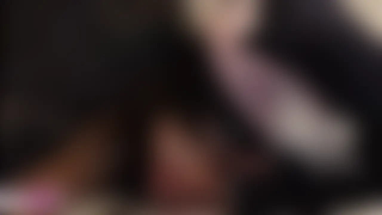 CP12-PI02 濡れやすいと評判の撮影会レイヤーに真面目っこ魔法少女ちゃんコスさせてコスプレＳ〇Ｘ！！後編(5/5)
【作品紹介】
おち〇ぽ大好き超絶エロエロ撮影会レイヤーのののちゃん後編よ！！
とっても可愛くて反応が良くて楽しすぎて長時間作品になってしまったため、
前後半の２作品になっちゃった
是非前半も一緒に見てね
実は撮影終わっても普通にセックスを楽しんじゃった
余分な肉のない少〇のような肢体を一晩中可愛がってハメまくってたわ
購入者にはミニ動画をプレゼント企画があるので是非購入して最後まで見てね

本作では大人気作品fa〇eから派生プリズマ☆イリ〇のヒロイン、
美遊・エーデルフェル〇のビースト衣装コス！！
前編では
・いくつも美味しいマルチアングル
・目隠し拘**具責め
・延々挿入まん肉広げてごんぶと咥え込み
・種付けホールド子作りプレス
が見どころよ
ごんぶと棒によがりまくるののちゃんを是非堪能してね！！

前回からの続きで目隠し**玩具責め
きもちいいを連呼するののちゃんが可愛すぎる
乳首バイブしたままクリ吸い玩具の後は濡れ濡れまんこを
たっぷりクンニしながらバイブを突っ込む
気持ちいいを連呼しながら腰を振ってよがりまくるののちゃん
更に反応の良かったクリ吸いバイブで再度責めて可愛い喘ぎ声を堪能
たまらずいきり立ったごんぶと棒を可愛いお口に突っ込む
クリ吸いバイブ突っ込まれたままちっちゃいお口で懸命に
ご奉仕するののちゃん
思わず漏れ出る「おっきぃ・・・」
感じすぎて腰が波打ちまたまた逝っちゃうののちゃんが
可愛すぎてやばいわ

お次は目隠しと**を解いてふぇら
プレイでは一番好きというふぇらをしてもらう
ちっちゃいお口に入りきらないくらいのごんぶと棒を
ちゅぱちゅぱれろれろ
おっきぃ・・・と言いながらもしっかりと咥え込んで
味わってもらう

しゃぶってるうちに我慢しきれなくなっておちんぽ欲しい・・・
と懇願するののちゃん
こっからは延々と挿入タイム
やっと挿入のお許しが出て嬉しそうな顔をするののちゃん
騎乗位でゆっくりと挿入
太すぎるのと下のお口がちっちゃいので入れるのに少し
もたつきながらも奥まで挿入
待ちに待った挿入タイムにたまらずうめき声が漏れる
腰が自然と動くのを待ったしてじっくりと味わう

後のカメラ映像をモニターで見る
まん肉が広がってごんぶと咥え込んで動く度にびらびらがめくれる
身体を密着させてキスしながらゆっくりと腰を動かして
ののちゃんの中を堪能する
子作りＳ〇Ｘ最高に気持ちいい！！
ののちゃんの下の口からも白い本気汁がどんどん溢れて
ごんぶと棒にまとわりついてくる
可愛いお尻を掴みながら下から突き上げる
ピストンする度に鈴がしゃりしゃりと鳴って喘ぎ声と混ざっていく
ごんぶと棒とまん肉が擦れてにちゃにちゃと音がなる
快楽に顔がゆがむ
色んな体位で犯しまくる。ロールスロイスに寝バック
ののちゃんの可愛いお尻の感触を味わいつつねじ込んでかき回す
種付けホールドして中に欲しがるののちゃん
挿入でもしっかりと逝って貰いながら発射！！
白濁した汁をま〇こに擦り付けてフィニッシュ！！ (2/2)