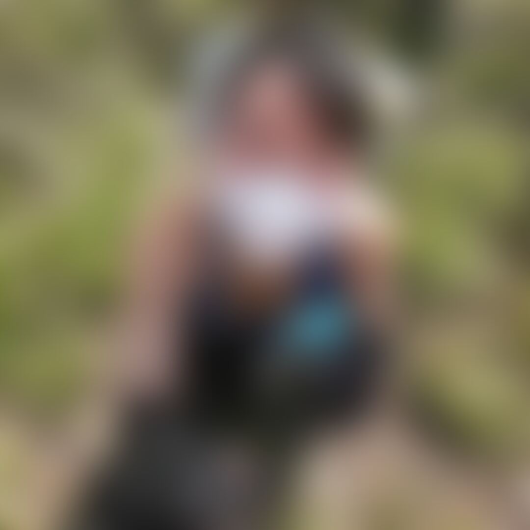 木漏れ日が差し込む森の中で、私はひそかに情事を楽しんでいる。
相手は旦那ではなく、偶然キャンプ場で出会った男性。

木陰に隠れ、ゆっくりと彼のズボンの上から触ってみる。硬くなってるのがわかる。
罪悪感と背徳感が入り混じる中、私は欲望に忠実に従った。
彼の熱く硬くなったモノを、そっと手に取り、ゆっくりと動かした。

自然の中で味わう禁断の快楽に、夢中になる私… (2/2)