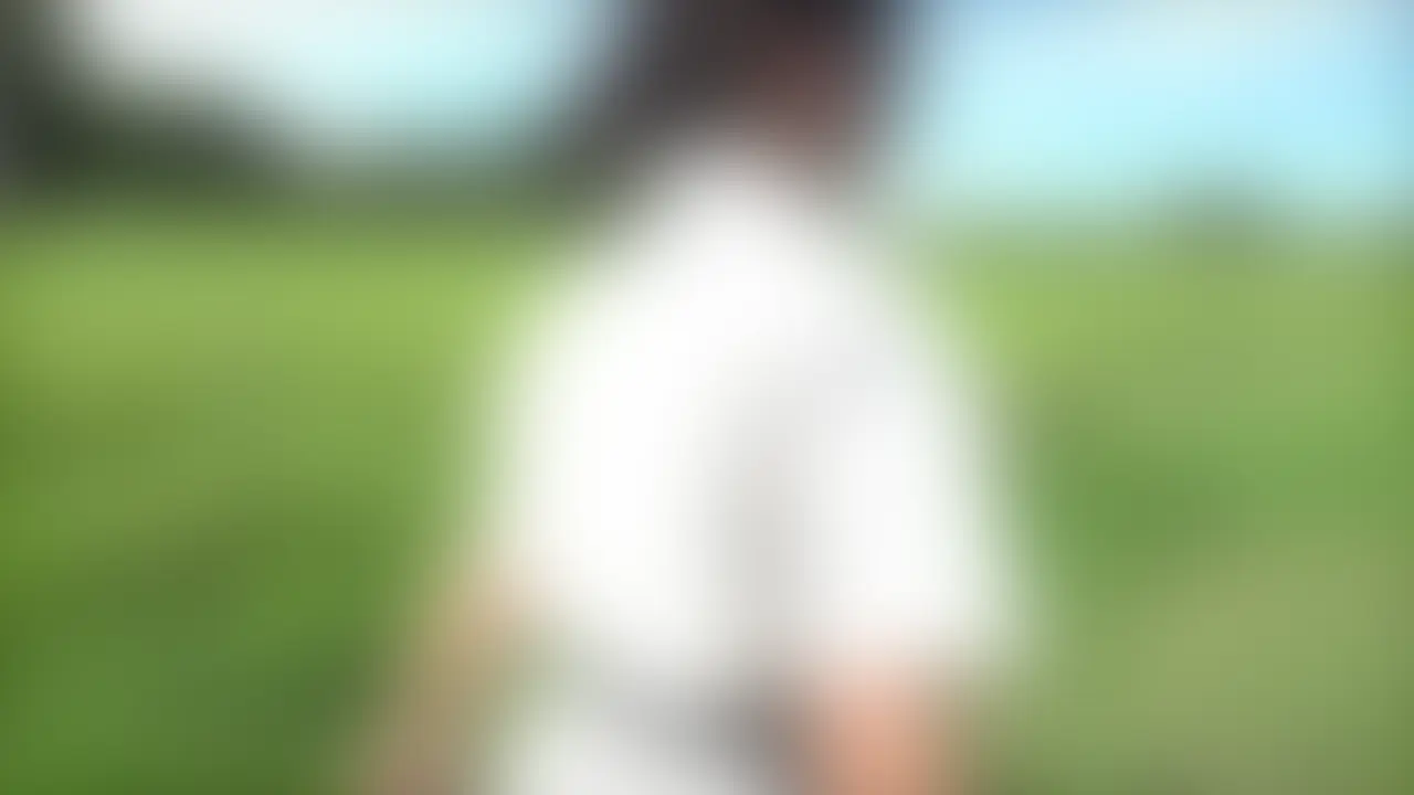 純白のワンピース夏服制服着たまま田んぼで泥んこ遊び。白い制服なので泥で汚れていく様子をじっくり観察!最後は前も後ろも泥だらけですごいことになり最初の綺麗な状態とのギャップにモデルさんも唖然! (2/2)