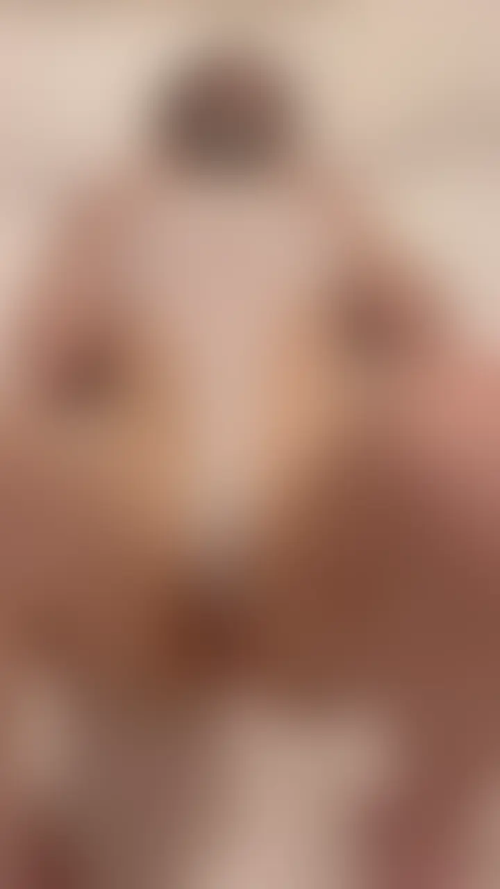 【ハイレグ嫁とエッチ】
遅くなって申し訳ありません🙇♂️
嫁がハイレグを着て誘ってくれたので、そのまま一緒に楽しみました🍑💕
今回は顔にモザイクを入れております!
ハイレグが食い込む様子や、おっぱいが揺れる姿がとても魅力的でした😳
夫婦の自然で甘い雰囲気をそのままお届けしています😊
ゆっくりご覧ください💜 (2/2)