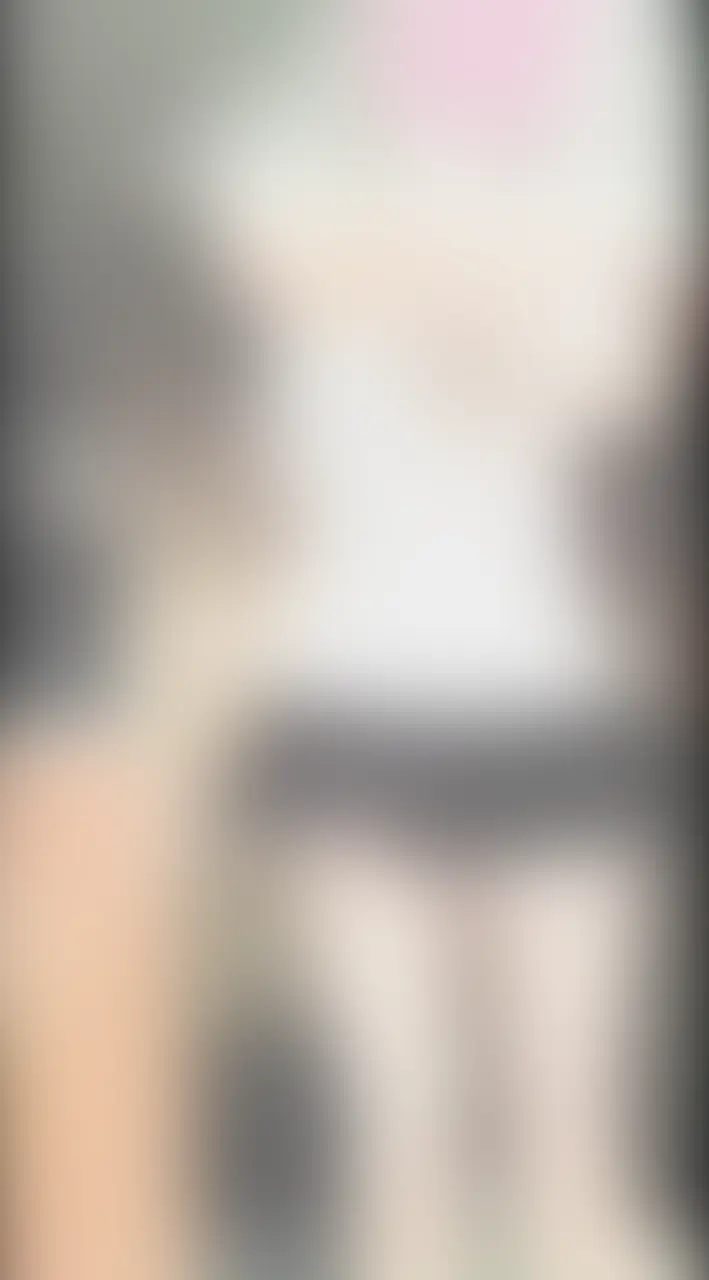 ミニスカからはみ出るお尻を見てください。。。 sample 1