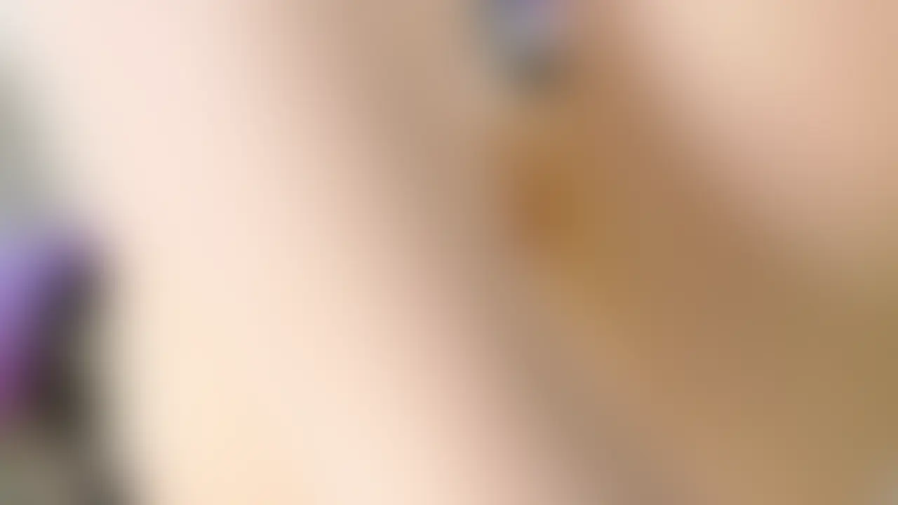 内緒のご奉仕メイド服でのどきどきオナニー配信…!?〜ご主人様、見えちゃってますか…?💦痴態晒しディルド騎乗位~潮吹きWピース添え✨
おかえりなさいませ、ご主人様♡
いつも外で頑張ってくださっているご主人様を、めいっぱい癒やしたくて……
今日は特別に「メイドさん」になって、お出迎えに上がりました✨
でも、ごめんなさい……。
用意していただいたこの制服、私には少しサイズが合わなかったみたいで💦
少し動くだけで胸元が窮屈で……
……すごく恥ずかしいです……🥺
今回は、こんな心もとない格好のまま、
ご主人様だけのために【どきどき潮吹き配信】をしてご奉仕しちゃいました……!
普段は絶対にお見せできないような無防備な姿や、
ご主人様を気持ちよくさせるために、一生懸命あんなことやこんなことをする様子……。
「こんなはしたないメイド、嫌われちゃうかな……」って不安になりながらも、
ご主人様に喜んでほしくて、私なりに精一杯がんばりました。
まだまだ未熟な私ですが……全身全霊で、ご主人様にお仕えいたします。
どうか、この動画をお迎えして、
私の初めての「ご奉仕」……ベッドの上でたっぷり受け取ってくださいませんか?🗝️💕
シーツを綺麗に整えて、
ご主人様のご帰宅(お迎え)、ずっとお待ちしておりますね♡ (2/2)