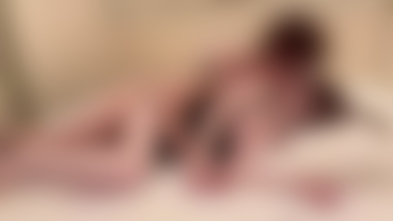 ベッドの上でがむしゃらにハメまくってたら情けなく射精してしまった💦ごめん🥹 (2/2)