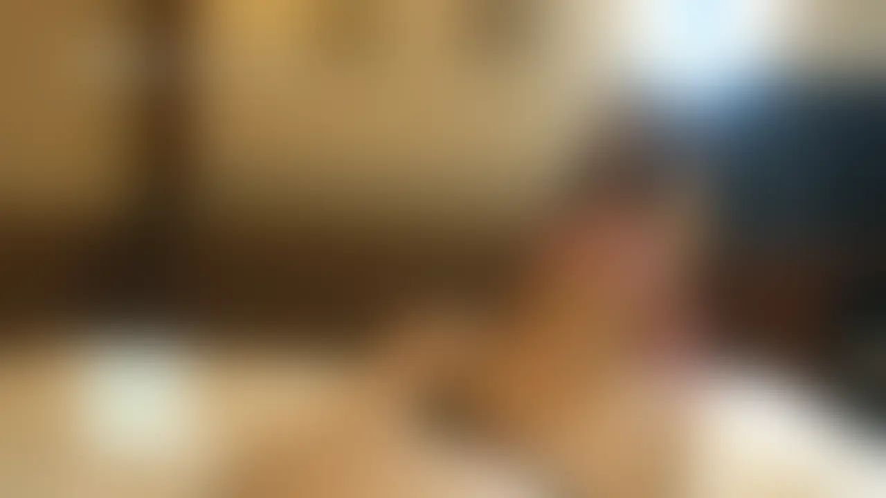 【M男性必見】男魂ドミナンス① 圧倒的強さと快楽責めでレフェリーを陥落させる女子プロレスラー【あすか様の調教部屋】
「あすか様の調教部屋」シリーズ初のシナリオプレイ!
本業は女優として活躍中のあすか様。
その確かな演技力と表現力で、M男性の深層心理をリアルに揺さぶる1本に仕上がっています。
レフェリーの判定に不満を抱いた女子プロレスラーが、試合後のバックステージで暴走。
ジャッジの訂正を求めて、関節技・打撃技の嵐でレフェリーを徹底的に追い詰めていきます。
絞め技の最中、抵抗しながらも不本意に興奮してしまった男。
その身体の反応を見逃さず、あすか様は快楽責めを重ねてゆき──
やがて彼の理性・プライドごと飲み込んで、完全服従状態へと導いていきます。
平手打ち、エルボー、逆水平、ストンピング、踏みつけなどの打撃技。
足4の字固め、逆エビ固め、コブラツイスト、アナコンダバイスといった本格的なプロレス技。
さらに、顔面騎乗や試合後の匂いを嗅がせる匂い責め、打撃や首締めを交えての騎乗位など、息つく間もない責めの連打!
特に主観での足4の字固めのシーンは、手コキや玉責めとの複合技を含めて8分におよび、M男性垂涎の濃厚シーンとなっています。
キラキラしたベビーフェイスのあすか様が魅せる、試合では見られない裏の顔──
支配者としての圧倒的な存在感と、美しさの裏に秘めたドS性が炸裂する、見応え抜群の一作です。
本気のシナリオプレイ初挑戦、ぜひその目でご確認ください。 (2/2)