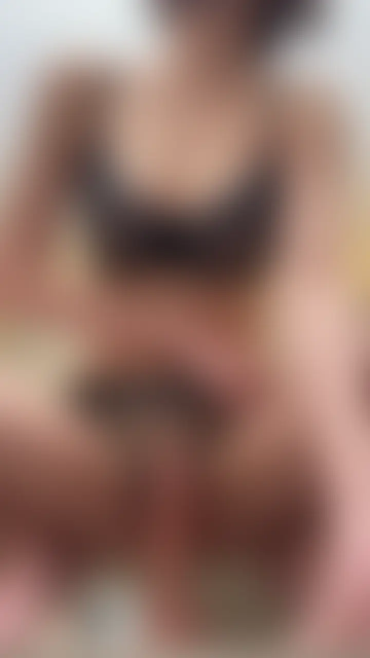 みんなセクシーランジェリーは好きだよね?💓
透け透けのエッチな下着をずらしてディルドに頑張って腰振ってきたよ💕
カメラマンさんにウーマナイザーで手伝って貰って大興奮🥰
一心不乱に腰振りしちゃって止まらなくなっちゃった🍀
最後はましろのアレおもいっきり飛ばしてきたからしっかり見届けてね💦💦💦 (2/2)