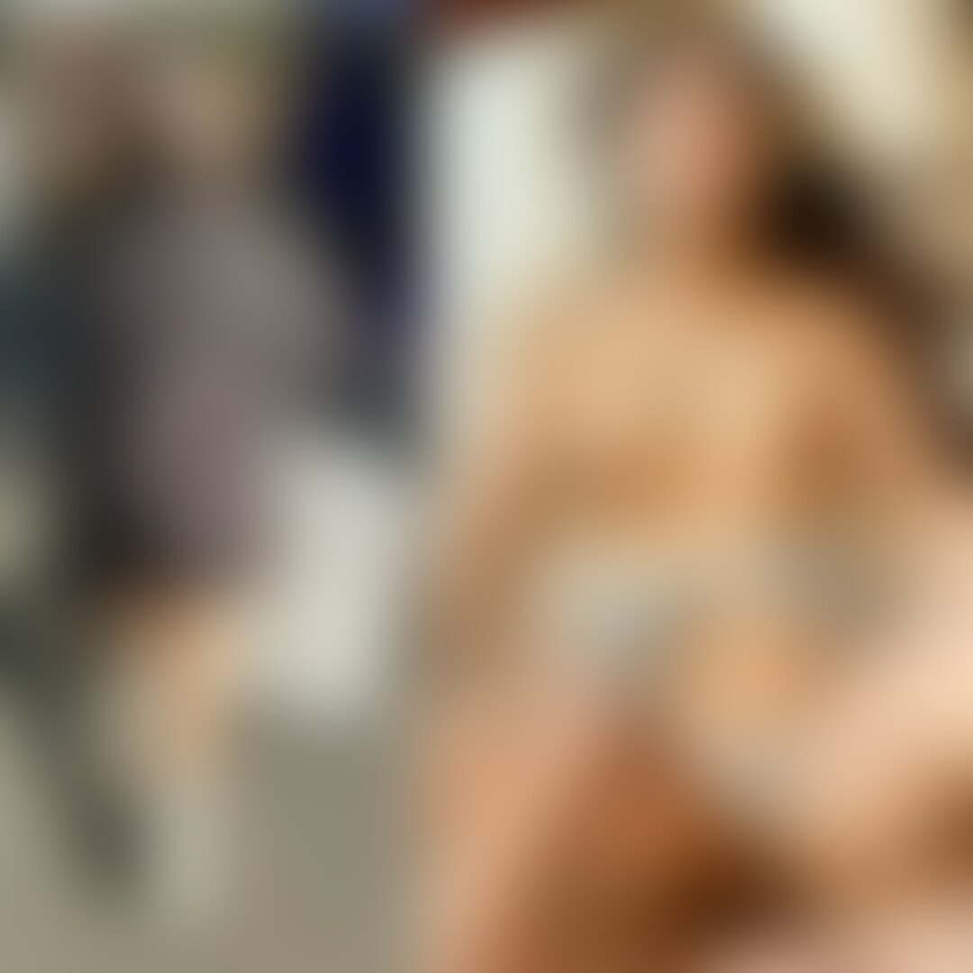 【個撮】元歯科助手のツンデレ美女 愛液が垂れ流れてる穴に奥まで挿入、デか乳をブルンブルン揺らすエロい女体に堪らず生膣に中出しフィニッシュ!!
==============================
お気に入りの顔なら「いいね♥」「ブックマーク▼」お願い致します。またハメ撮りしてくる基準に致します。
==============================
以前お話しして、
そのままホテルまで連れ込んで、
いつも通り脱がせて遊んだ、
元歯科助手のツンデレ美女です!
電マでイってスイッチが入り、
そのままハメ撮りした映像になります。
少し雑談を挟んだら、
可愛らしい服を自分で脱がせます。
恥ずかしがる様子もなく、
大胆に脱ぎだす彼女。
おっぱいも肝も大きいですね。
シャワーを浴びたら、
たわわな巨乳をこれでもかと弄びました。
乳首を弄られたとき、
たまにピクってなるのが可愛い。
そのまままずは、ソファに座らせた状態で
フェラスタート。
口の中で、
ネットリと舌を絡ませてくるのが気持ちいい。
床に膝立ちさせて、
上目遣いジュポフェラも堪能しました。
唾液でベトベトになったち〇ぽを、
一気に奥まで生挿入します。
締まりがなかなかよく、
愛液がどんどん溢れて来ます。
先程まで平気そうにしていた顔が、
段々蕩けていくのも堪らないですね。
膣奥をガンガンに攻め、
アンアン鳴かせた後は、
ピースをさせながら淫語を言わせます。
ツンデレ美女に○○的にエロいセリフを言わせるのは、
めちゃくちゃ燃えますね。
ついでに中出しも承諾させたので、
心置きなくピストンします。
巨乳がブルンブルン揺れる様子は、
エロくて最高です。
射精す直前になったら、
ダメとか言ってたように聞こえましたが、
無視して生膣に中出しフィニッシュ!!
良い性欲処理になったので、
満足です。 (2/2)