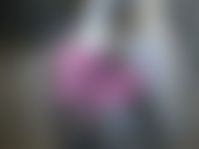 復刻版女子○○に思いっきり顔面踏まれて退治された暴漢男ＶＯＬ１
今回は暴漢に襲われて逆襲する設定。ちょっと無理がある所はご了承下さい。
ピストルを持って近ずいてきた暴漢に気付いて上履きで踏みにじり、顔が赤くなるまで顔面踏みにじっています。
そのあとは逃げる女子を追いかけ、気絶している間に足フェチ、靴フェチの暴漢魔は靴の底を舐めまわしています。
唾液でべとべとになるまで漫勉なく、そのうち気が付いた女子に反撃されるとも知らず…
約12分42秒 (2/2)