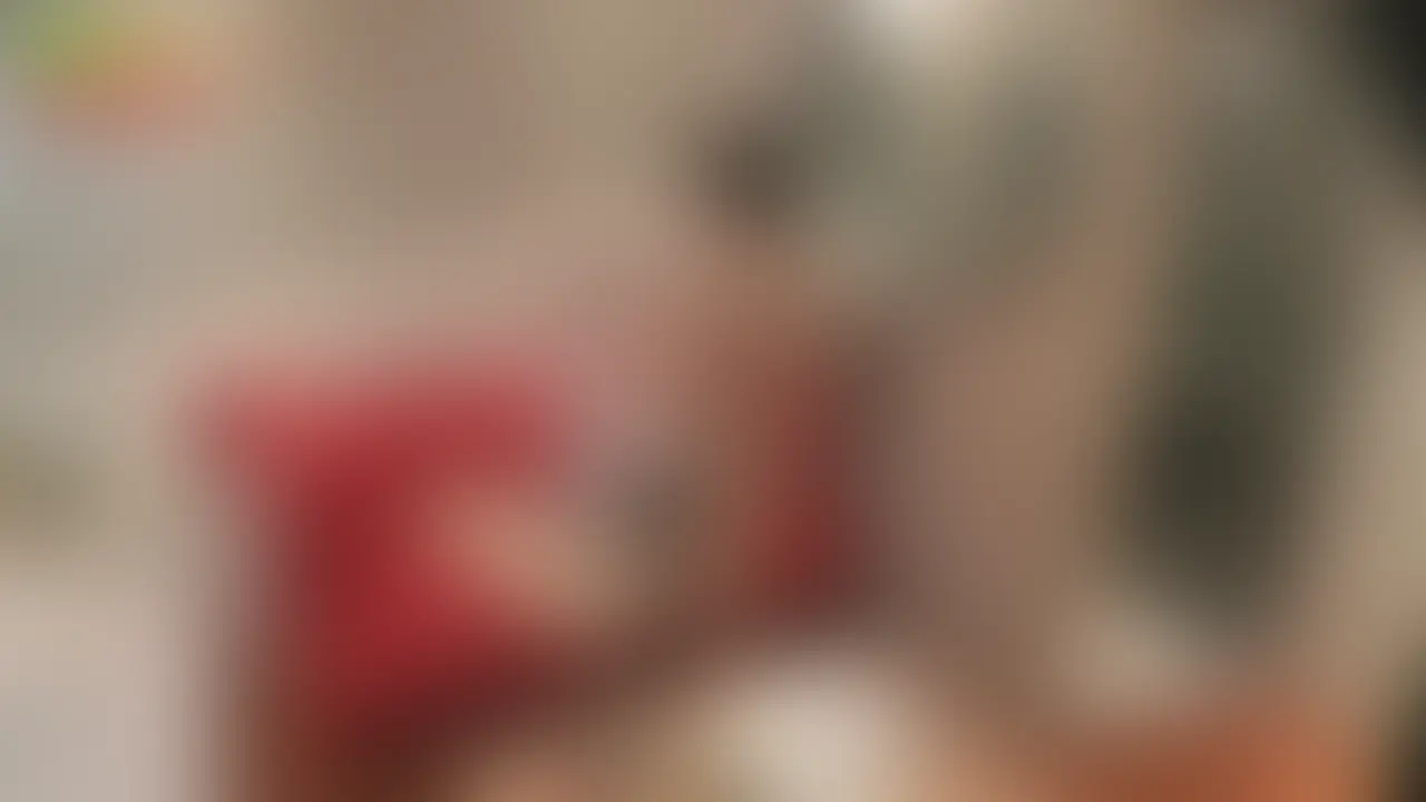 パパ活で出会った18歳合法L〇Kちゃん
制服ルーズソックスを着用してもらい淫タビュー
中出しも経験済でこの撮影前にもSEXしてた強者
まずは淫タビューしながらの孕ませチンポ君への手コキ! (2/2)