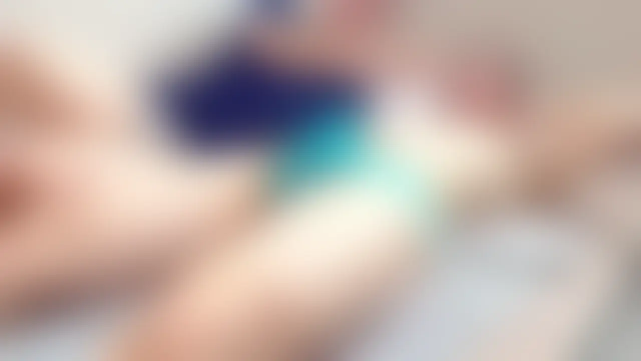 大学生が初めてのゲイマッサージを体験に来ました。最初はマッサージ用のパンツに履き替えてもらってパンツ一枚でマッサー... sample 1