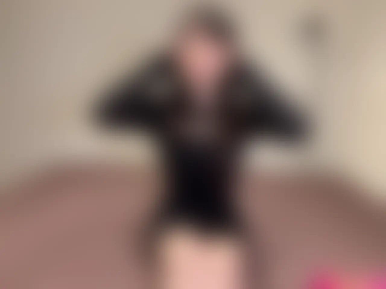 「潮吹きできるまで出られない部屋」ということで、
潮吹きチャレンジしました💪
突如知らされたこの企画…😳
急に潮吹きできるか不安でしたが
頑張ってきました💓
色々なおもちゃ使ってイキまくり、、、
でもすぐには吹けず…🥺
ディルド挿れながら
クリにバイブ当てたりして
激しいオナニーでおかしくなっちゃう🌀💕
最後は大量に、、、⁉️🫢
再生時間:22分13秒 (2/2)