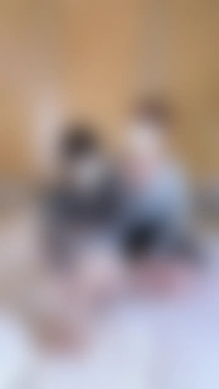 ■タイトル案
「逆襲のひなみ─感じるめぐみ」
前回ひなみを
責めためぐみが、
今回は“責められる側”に🥺
胸を執拗に愛撫され、
乳首をいじられて…
もう我慢できない💦
ひなみの舌が触れた瞬間、
声が…止まらない💦
「責めた女が、
責められる姿」
その瞬間、ぜんぶ見せます。 (2/2)